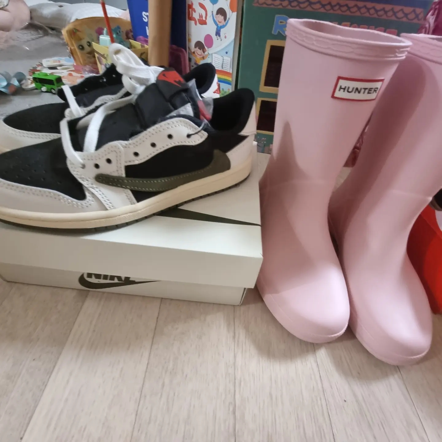 (PS) Nike Dunk Low Pink Foam, (PS) Jordan 1 x Travis Scott Retro Low OG SP Medium Olive 착용 스타일 - 2