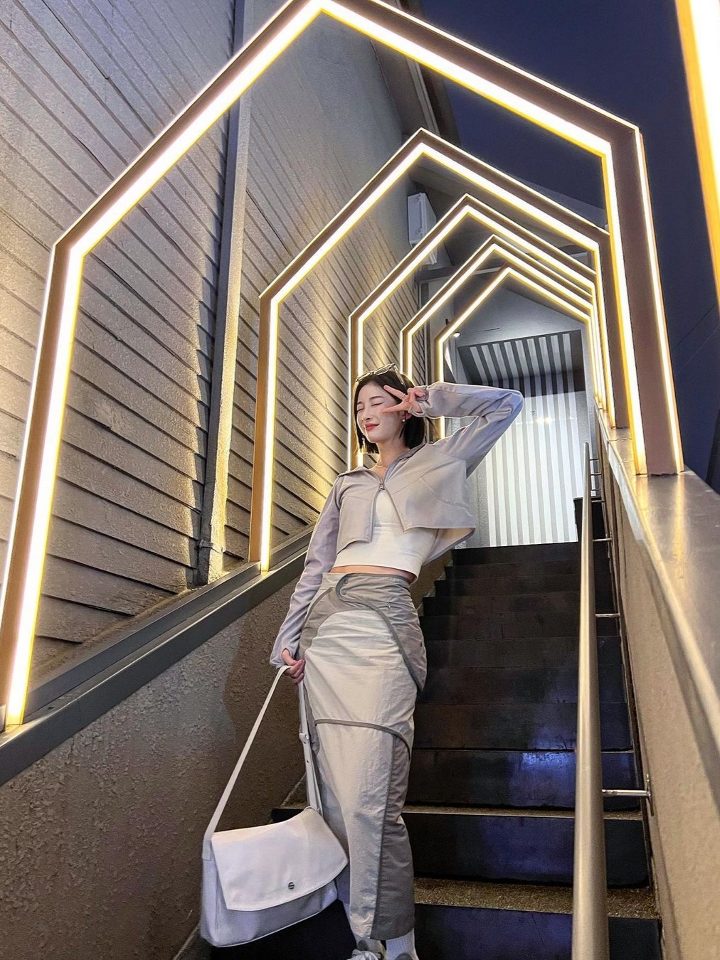 Art Of Field Off The Shoulder Hooded Jacket Light Gray, Art Of Field Flap Pocket Long Skirt Khaki Beige 착용 스타일 - 3