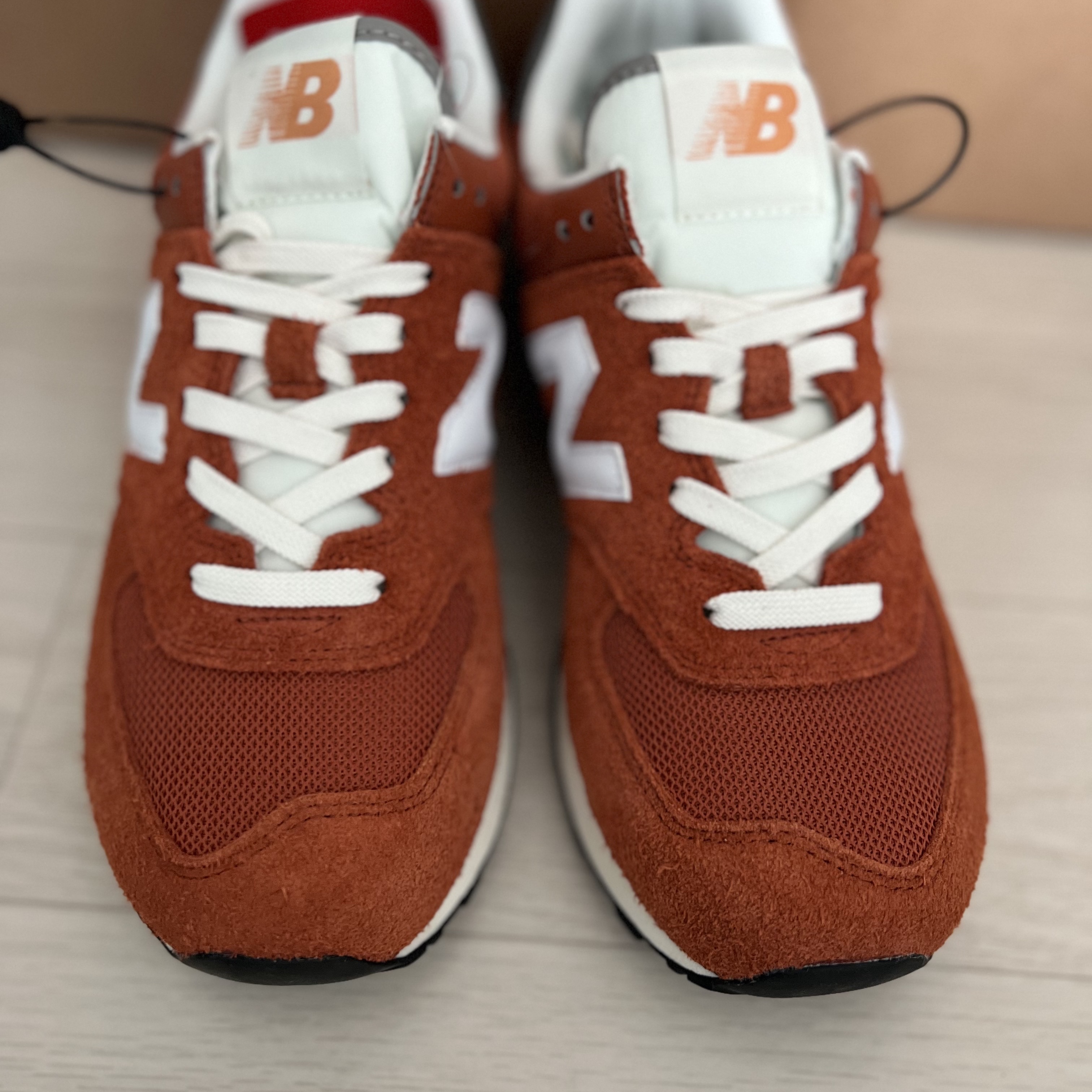 New Balance 574 Heritage Orange Burst White 착용 스타일