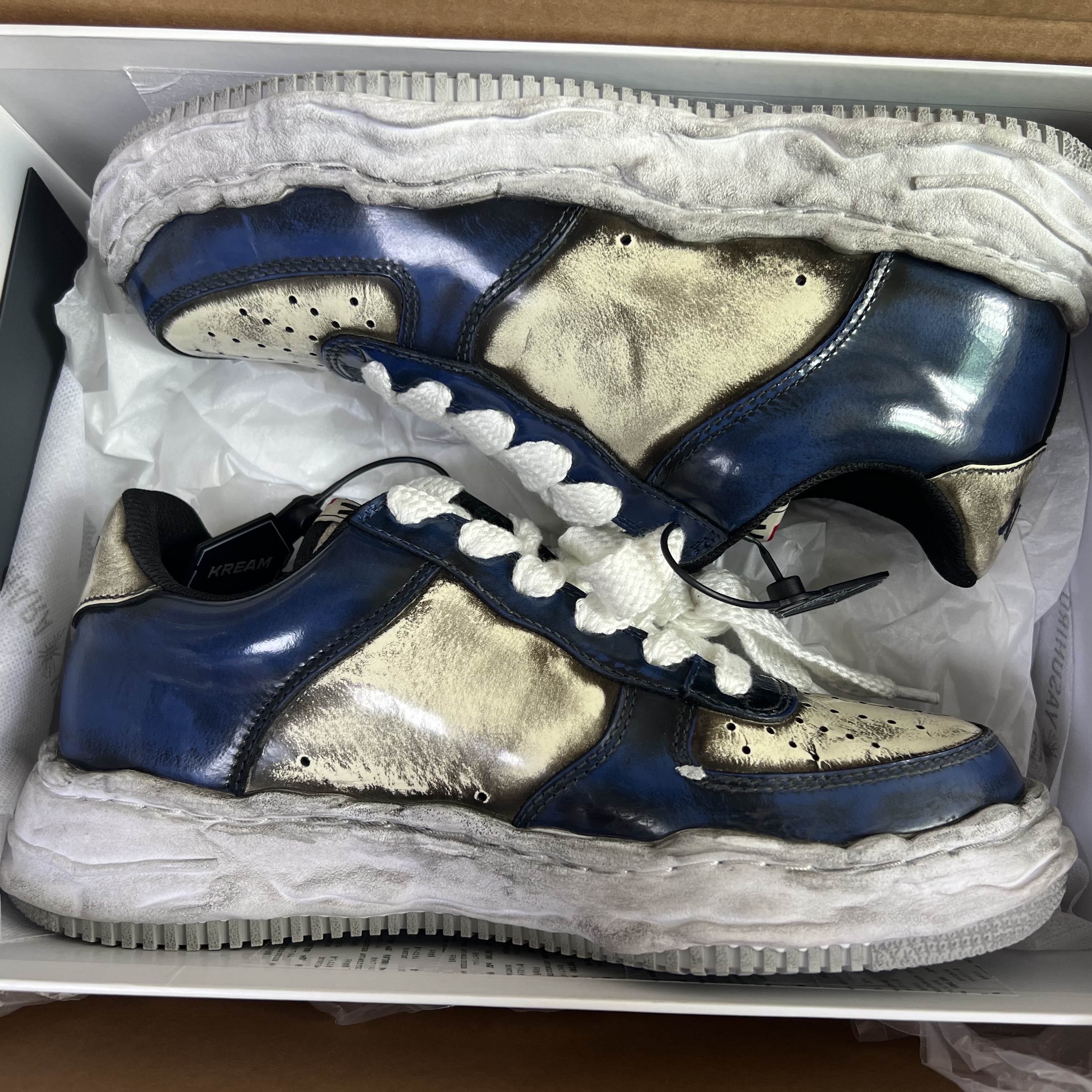 Maison Mihara Yasuhiro Wayne OG Sole Brushed Patent Low-top Sneakers Blue 착용 스타일