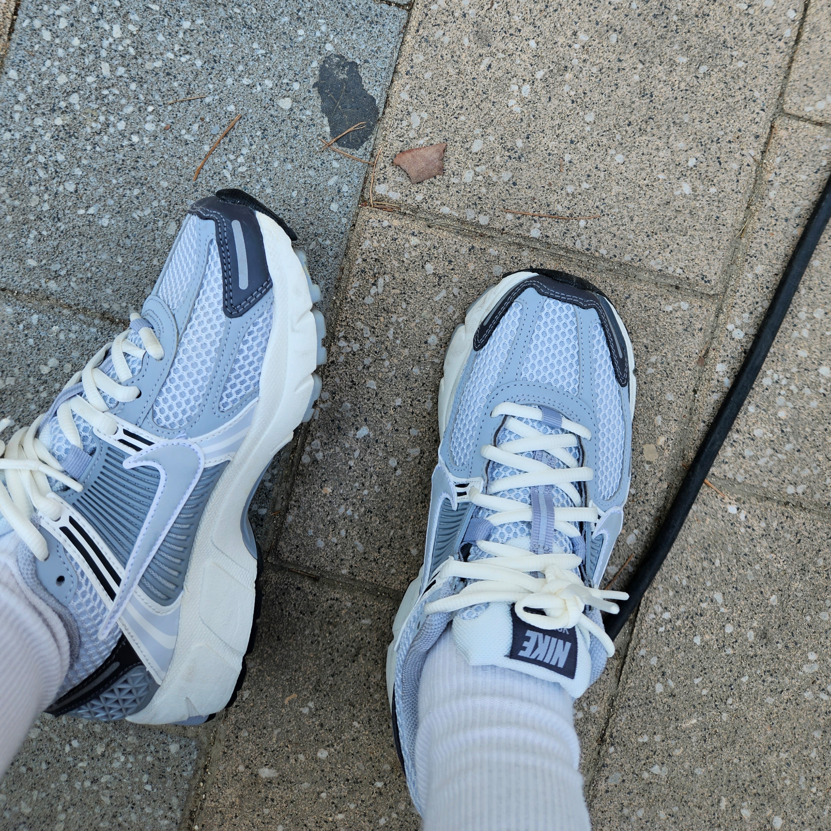 (W) Nike Zoom Vomero 5 Pure Platinum Metallic Silver 착용 스타일