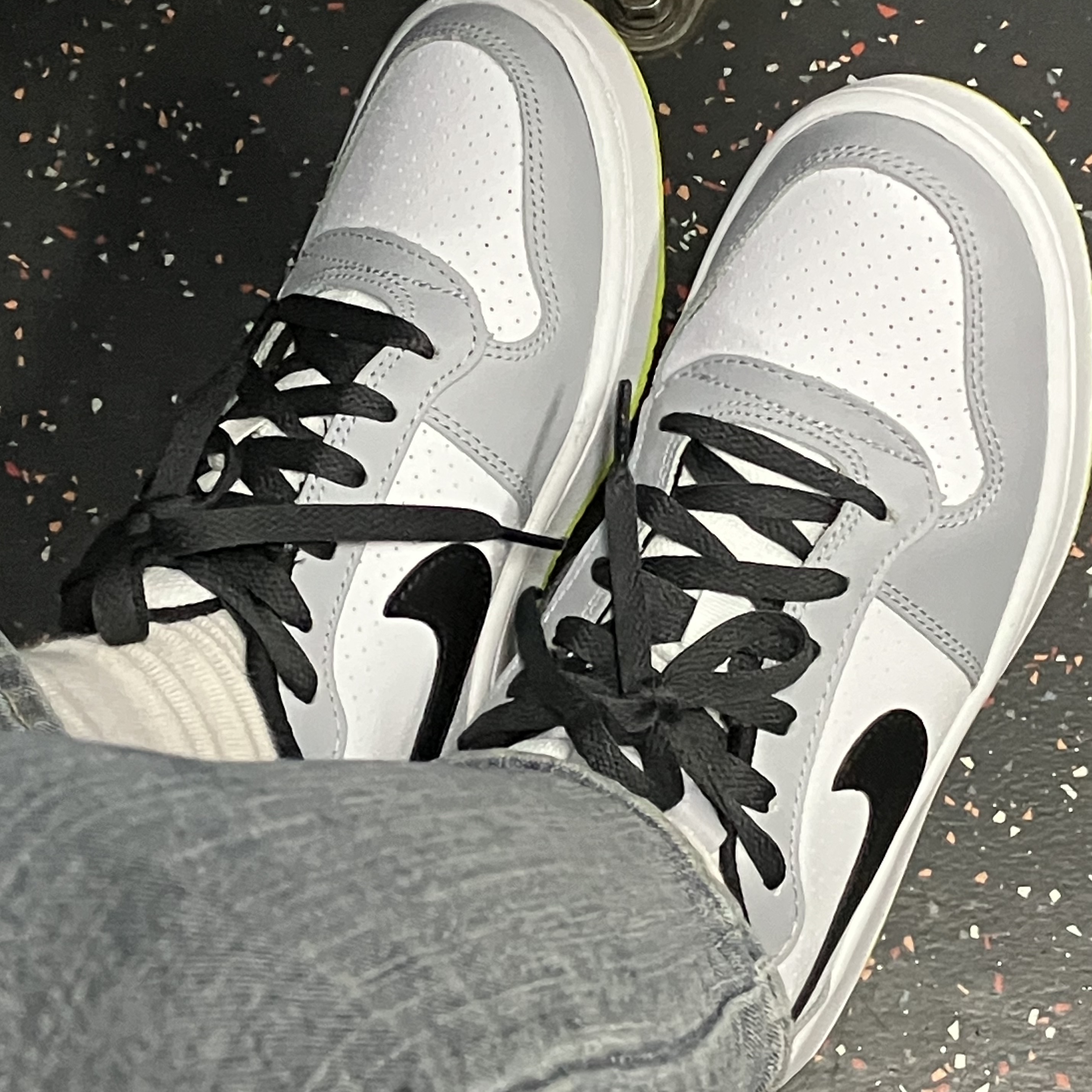 (GS) Nike Court Borough Low White Black Wolf Grey 착용 스타일 - 1