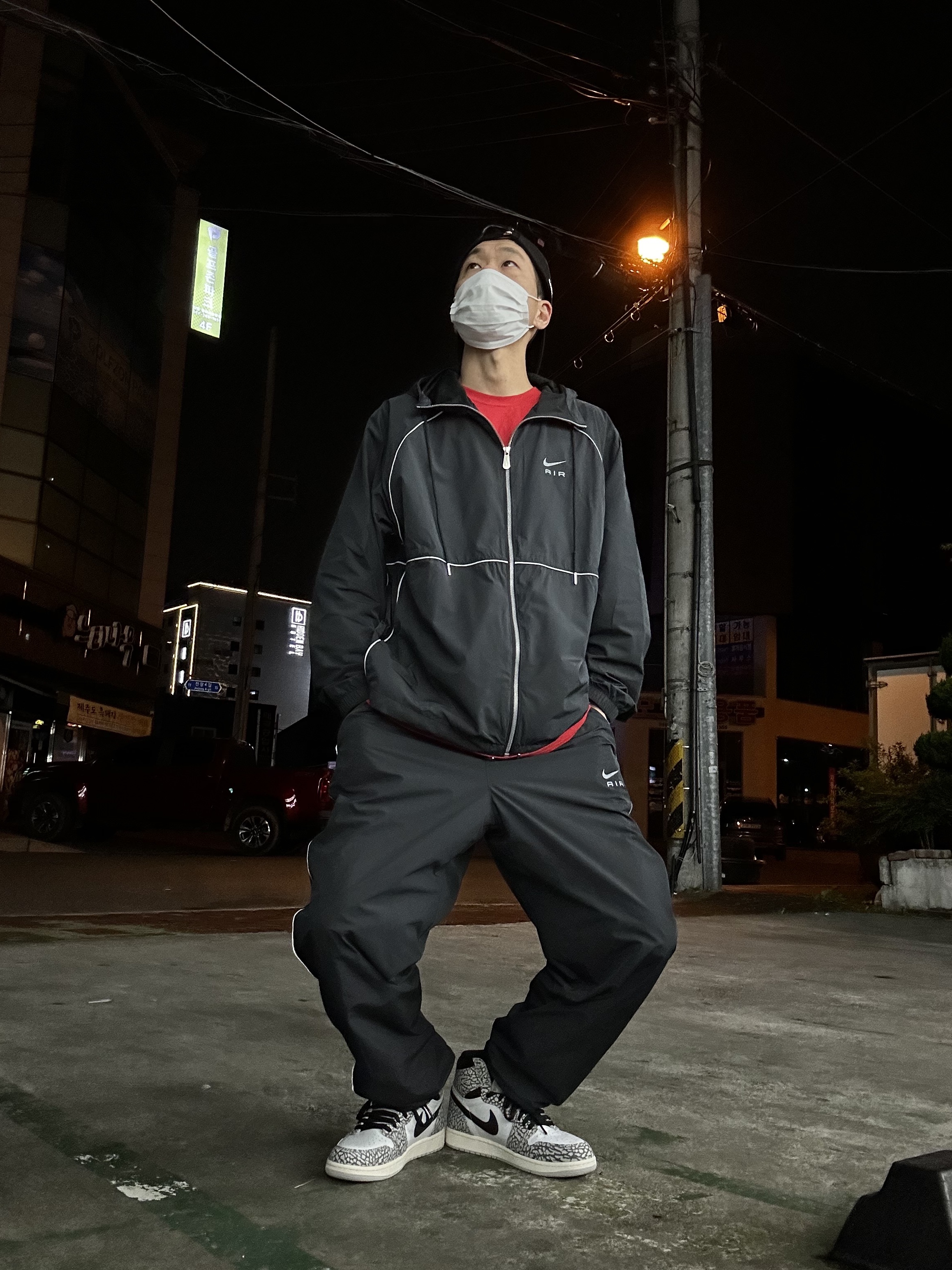 나이키 에어 풀 집 후드 우븐 자켓 블랙 - 아시아, 조던 1 레트로 하이 OG 화이트 시멘트 착용 스타일 - 2