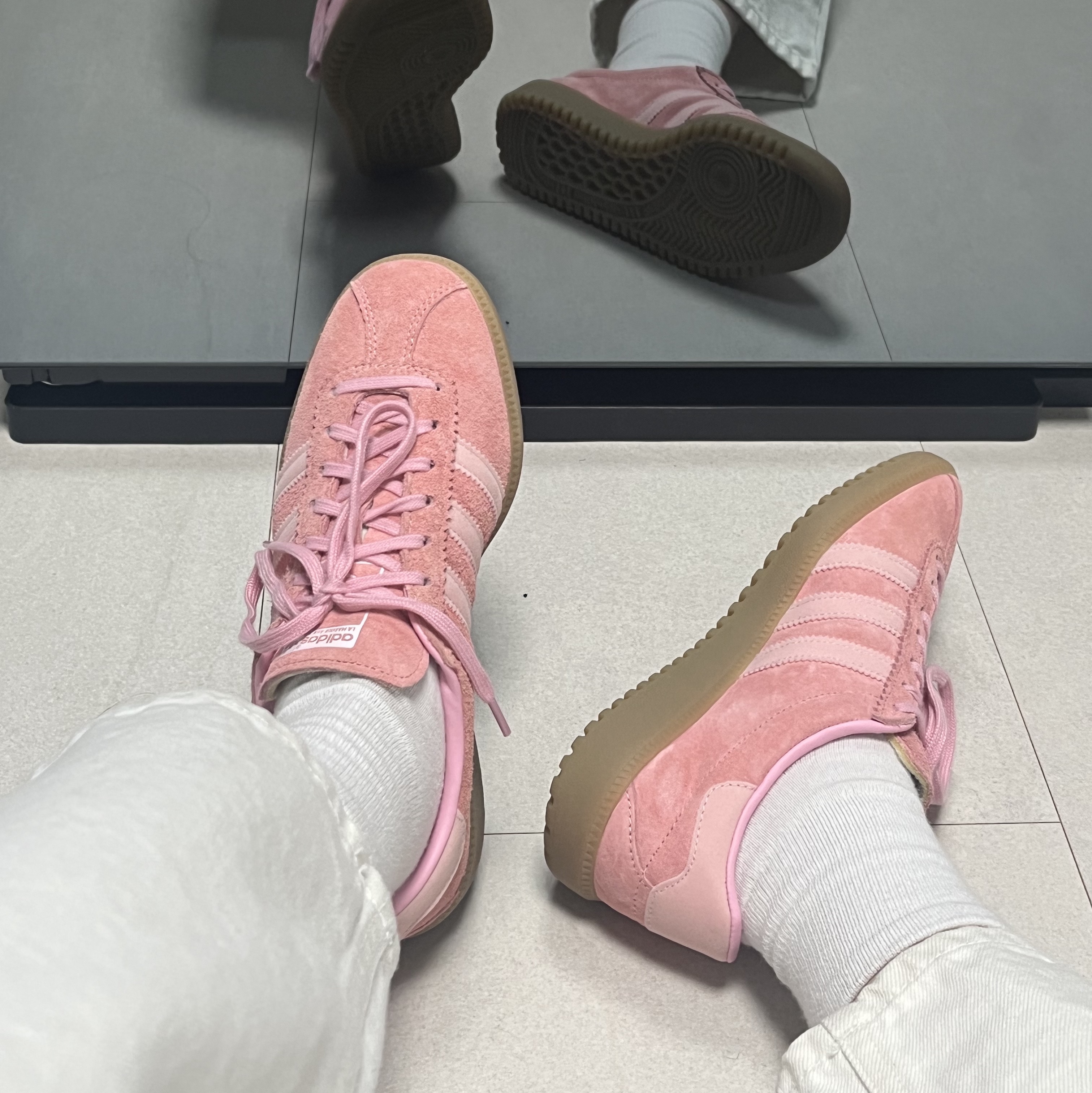 Adidas Bermuda Glow Pink 착용 스타일