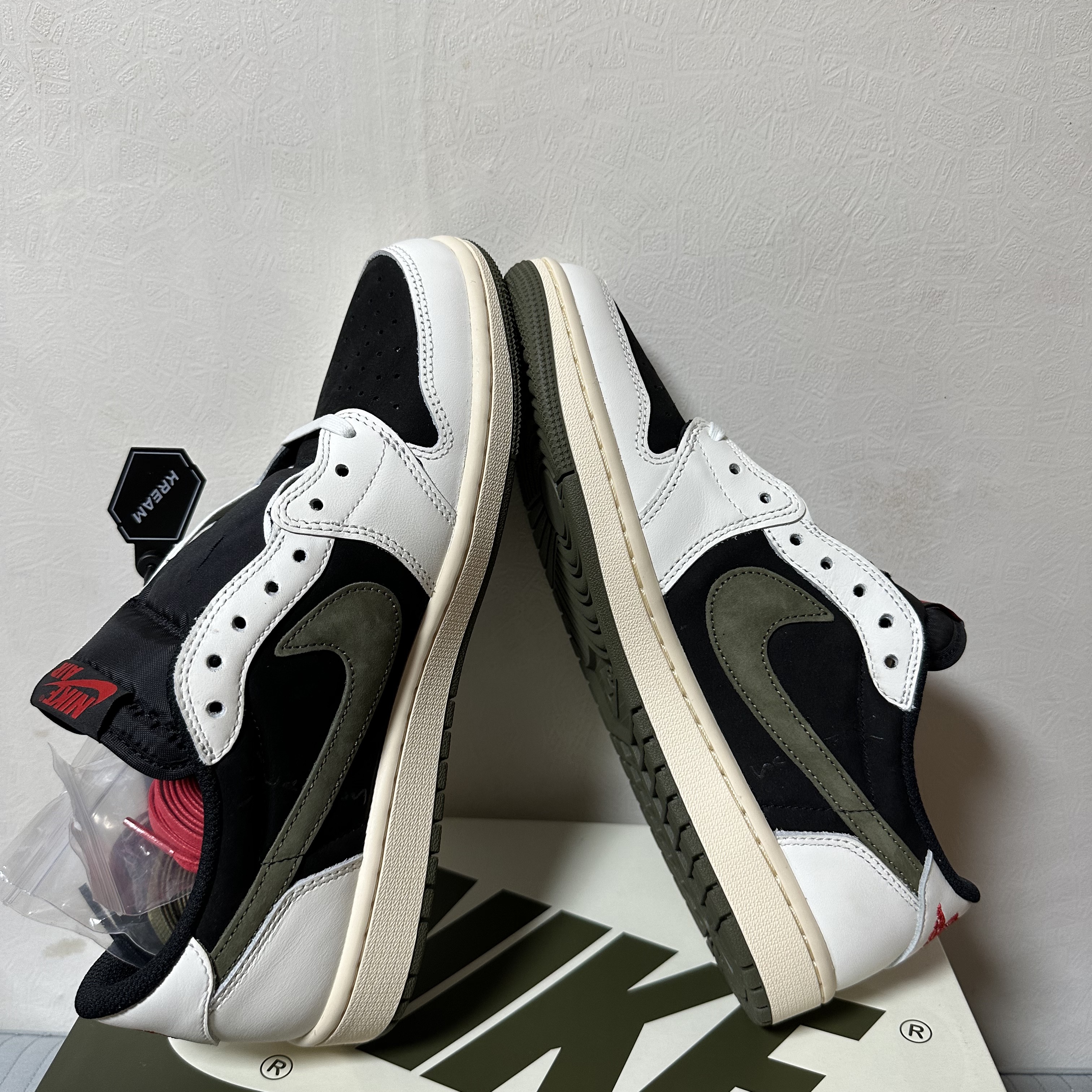 (W) Jordan 1 x Travis Scott Retro Low OG SP Medium Olive 착용 스타일 - 2