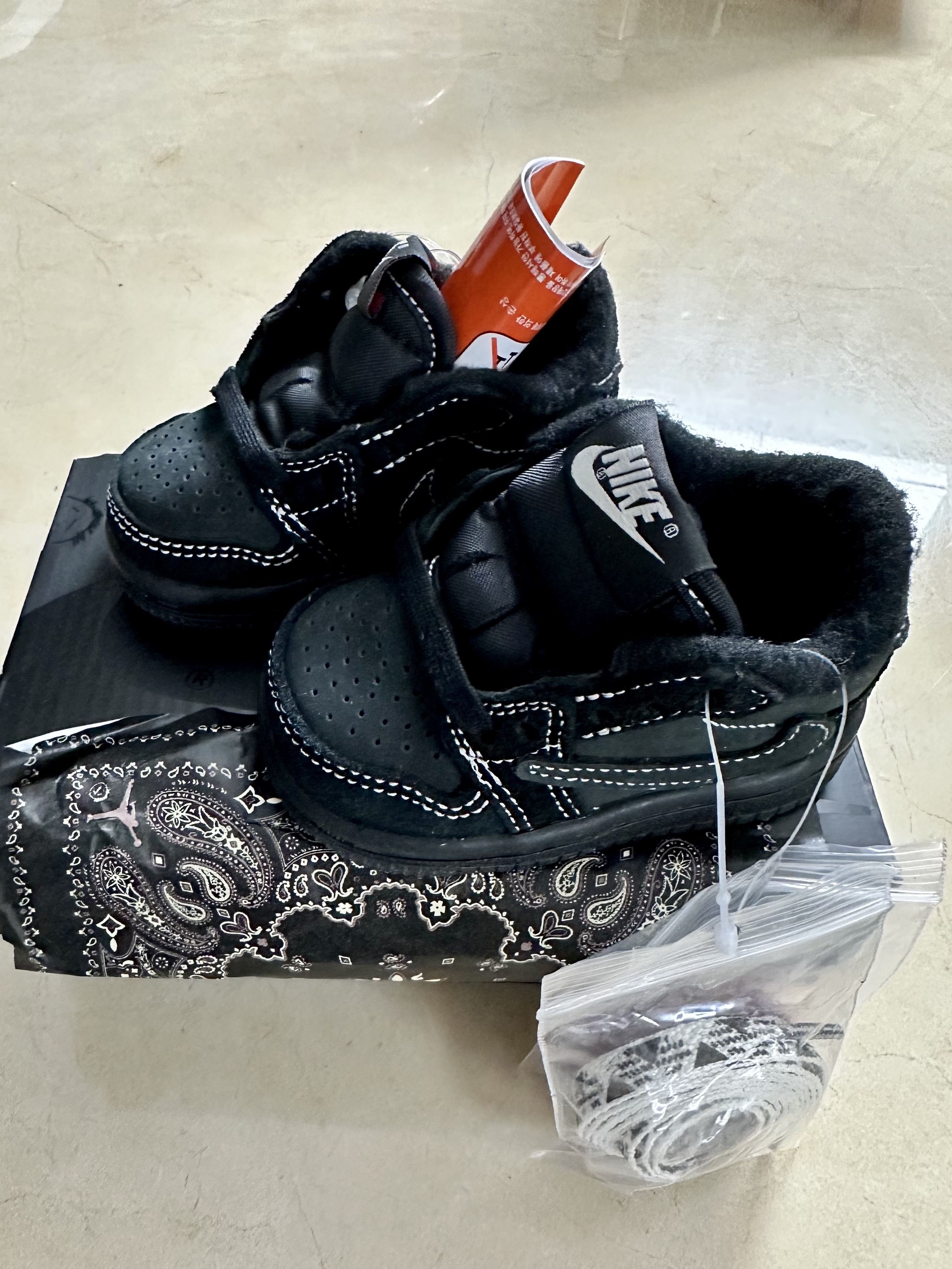 (TD) Jordan 1 x Travis Scott Retro Low OG SP Black Phantom 착용 스타일