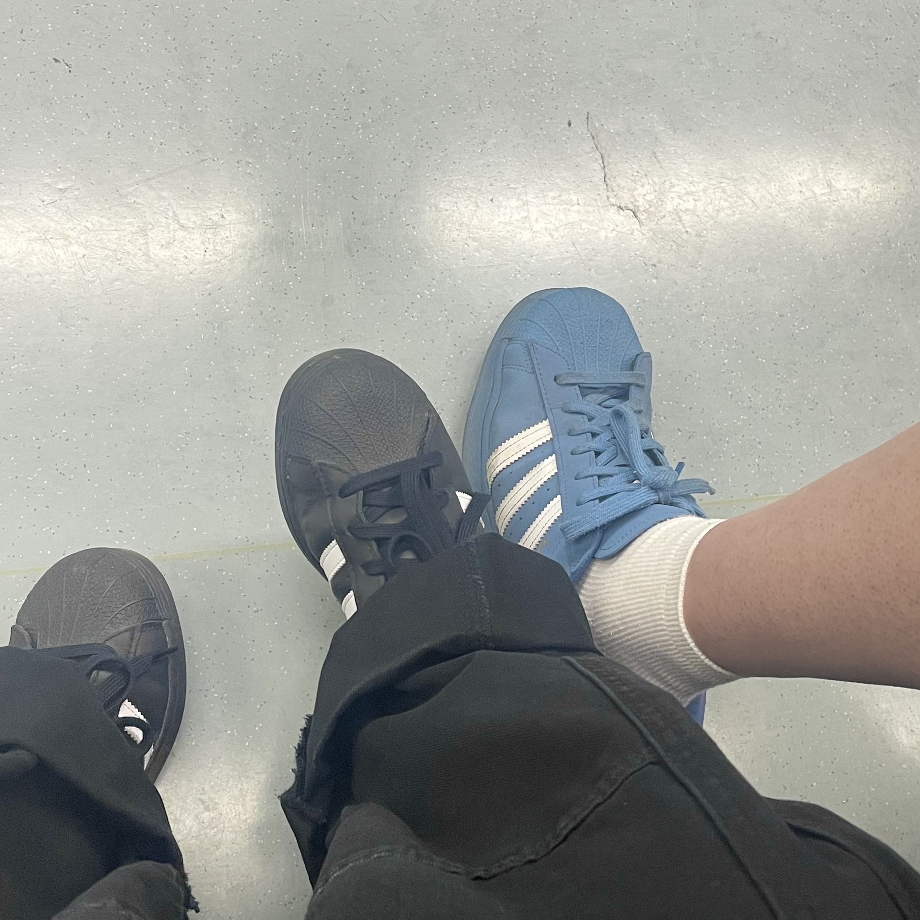 Adidas Superstar Core Black White, Adidas x Atmos x Daiki Tsuneta Superstar Altered Blue 착용 스타일