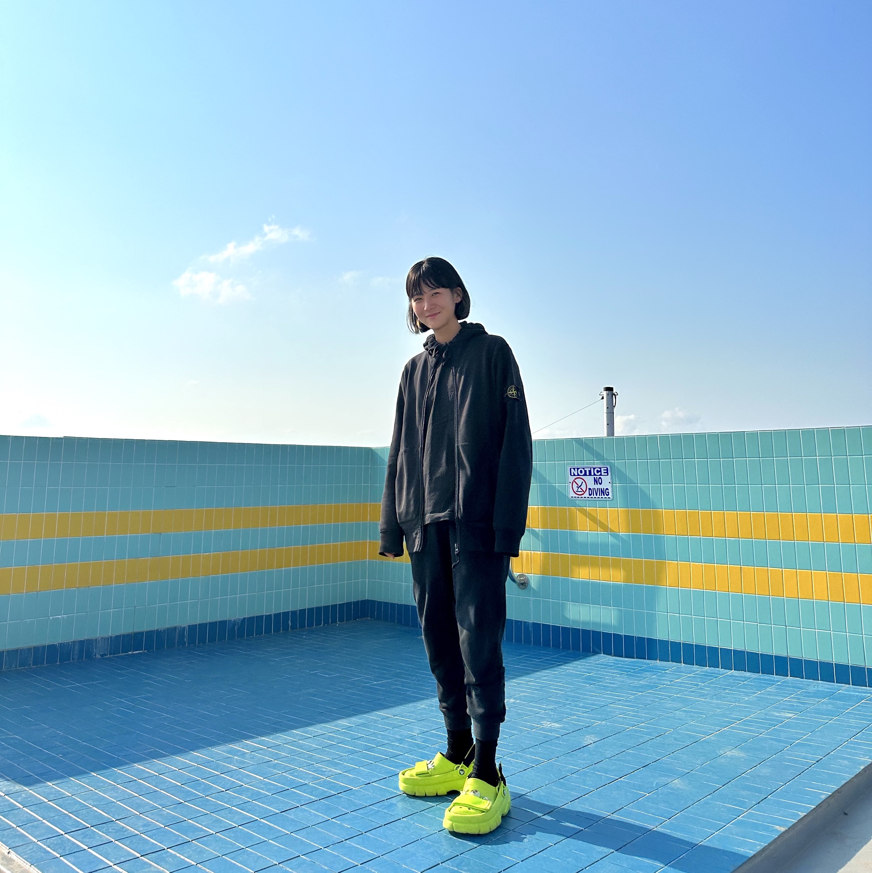 Crocs x Sankuanz Classic Clog Lime Punch, Stone Island 64120 Cotton Fleece Hooded Sweatshirt Navy Blue - 22FW 착용 스타일 - 2