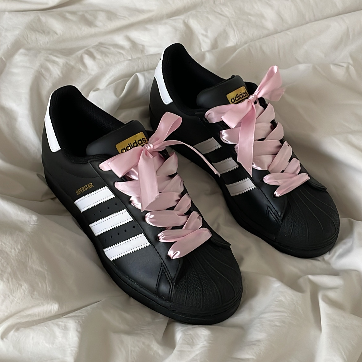 Adidas Superstar Core Black White 착용 스타일