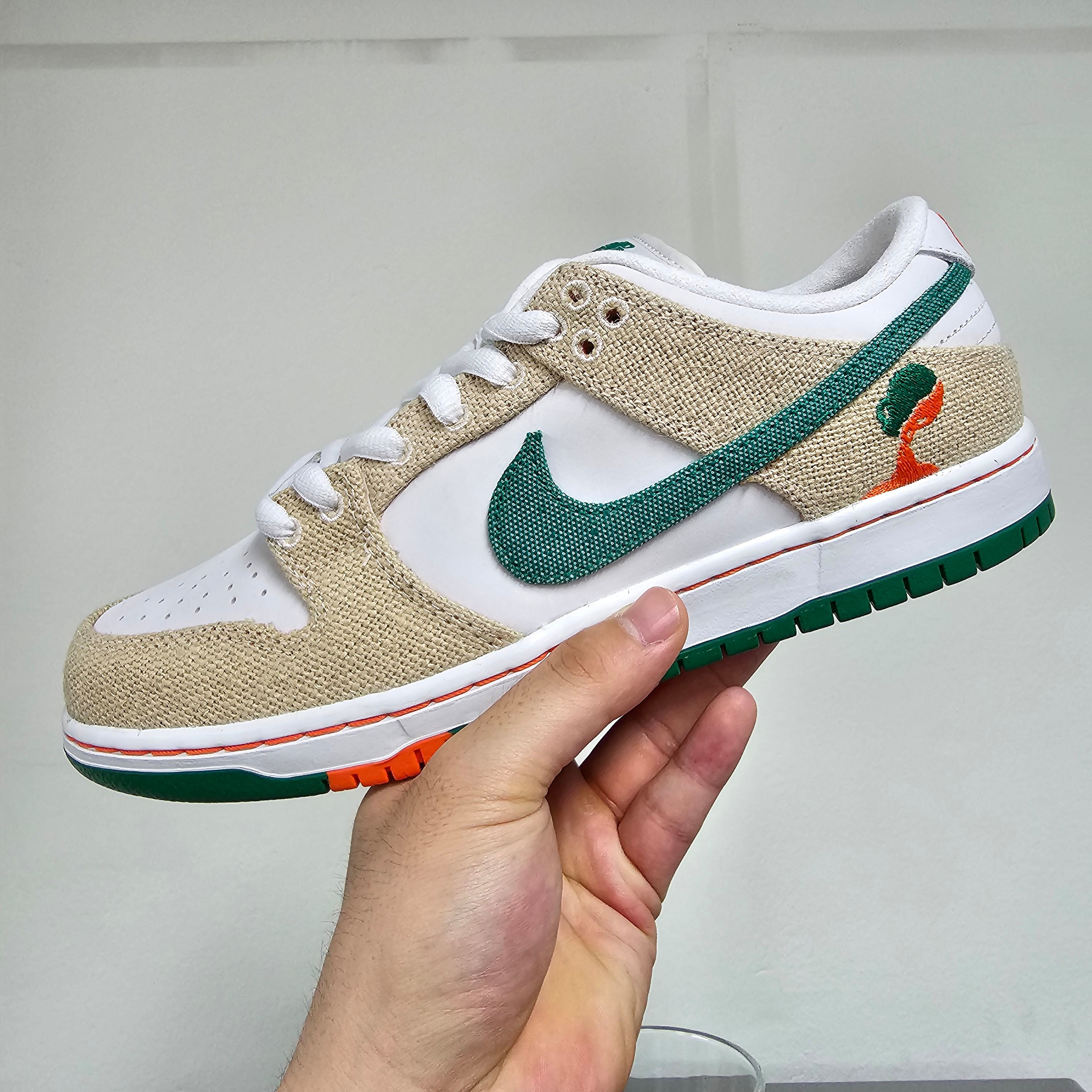 Nike x Jarritos SB Dunk Low Phantom and Malachite 착용 스타일