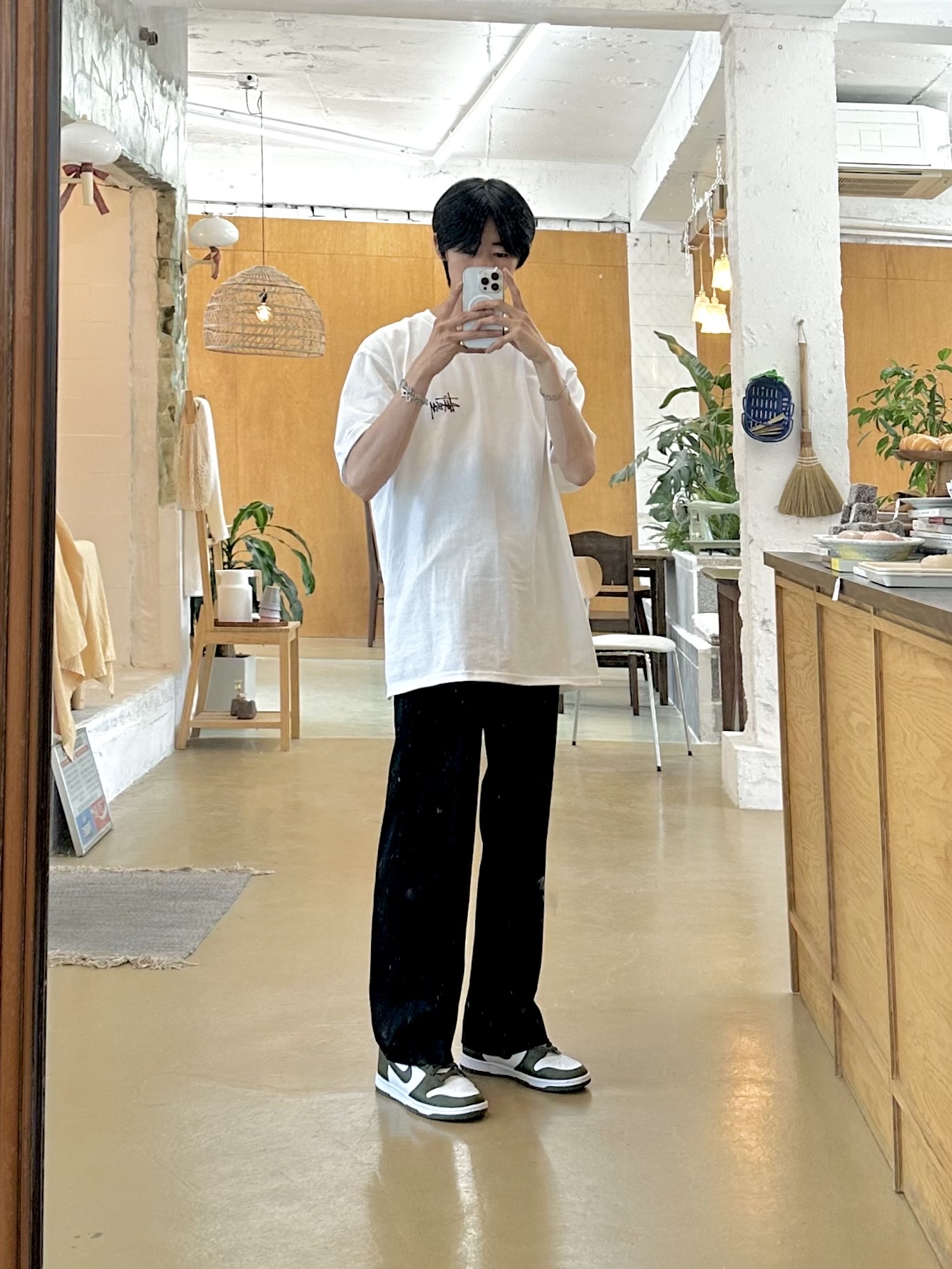 Stussy Basic Stussy T-Shirt White 2023, Nike Dunk High Retro Championship Khaki 착용 스타일 - 1