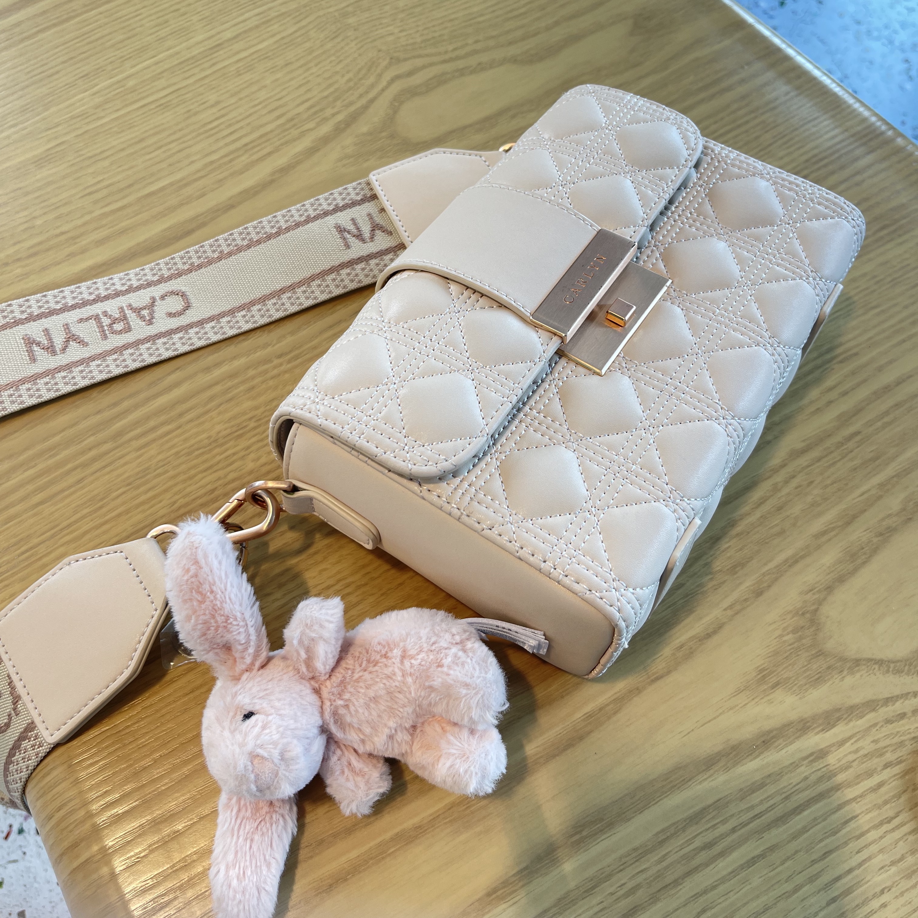 Jellycat Bashful Bunny Bag Charm Blush 착용 스타일 - 1