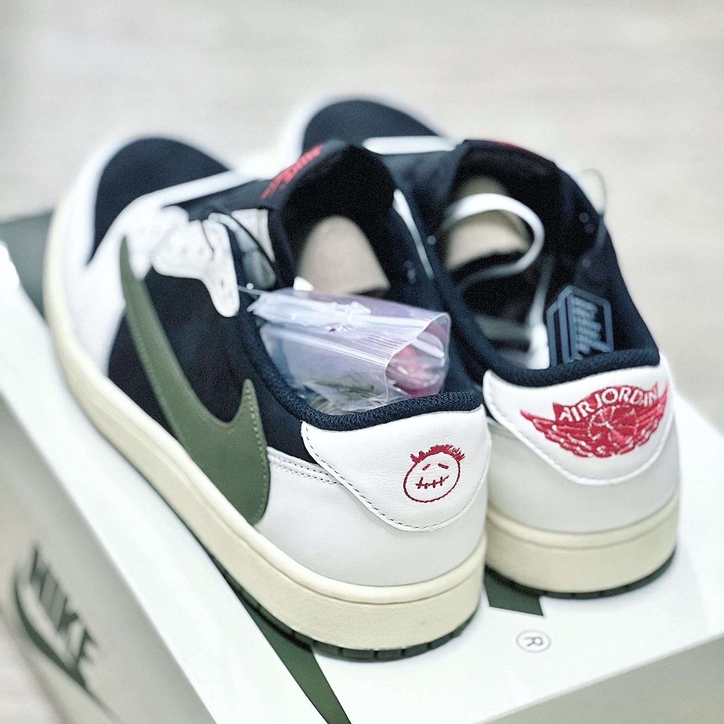(W) Jordan 1 x Travis Scott Retro Low OG SP Medium Olive 착용 스타일 - 2