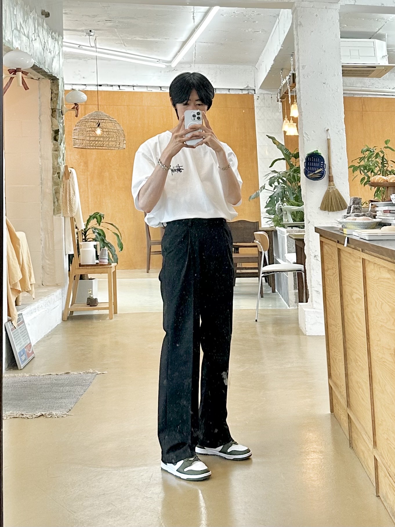 Stussy Basic Stussy T-Shirt White 2023, Nike Dunk High Retro Championship Khaki 착용 스타일 - 2