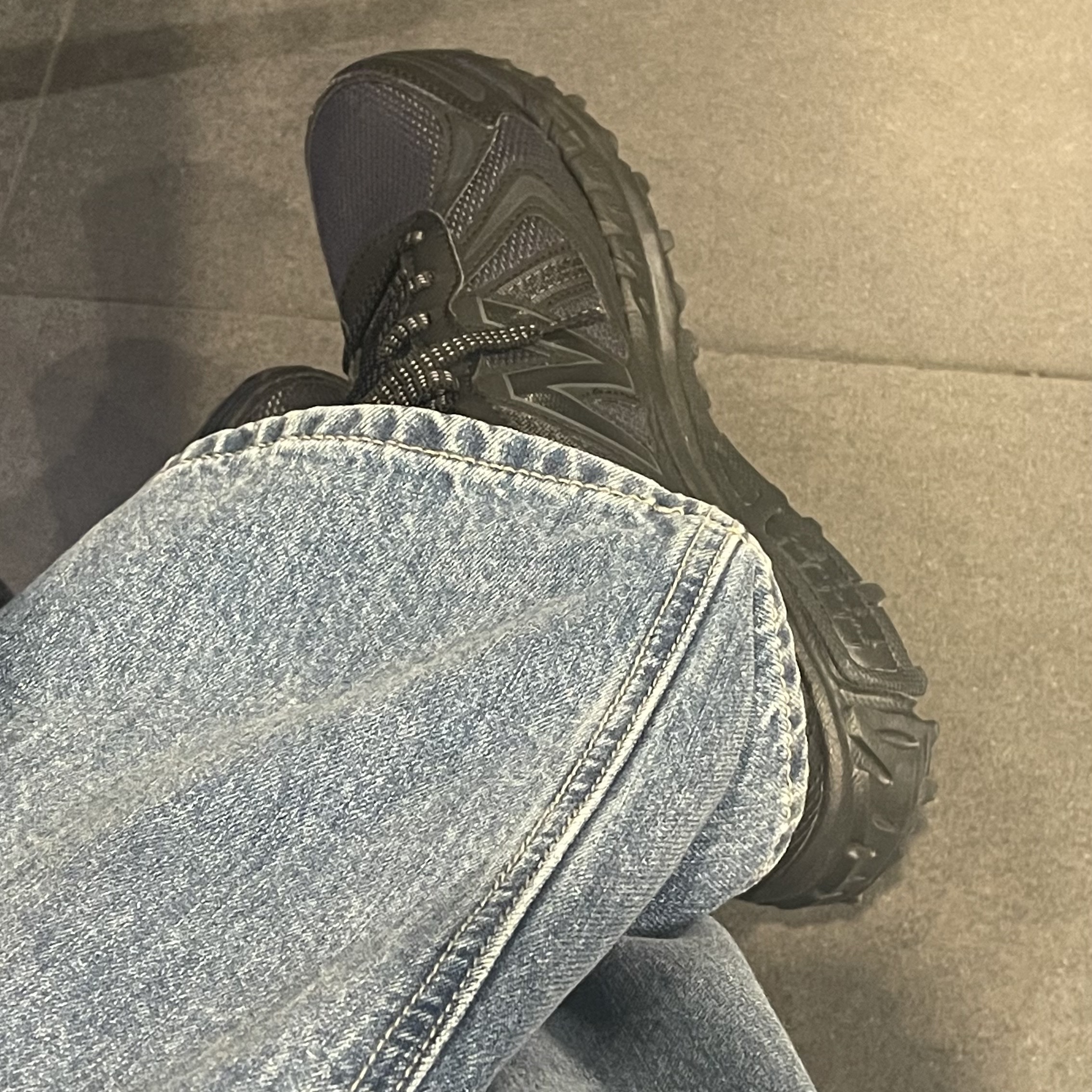New Balance 410v5 Black - 2E Wide 착용 스타일