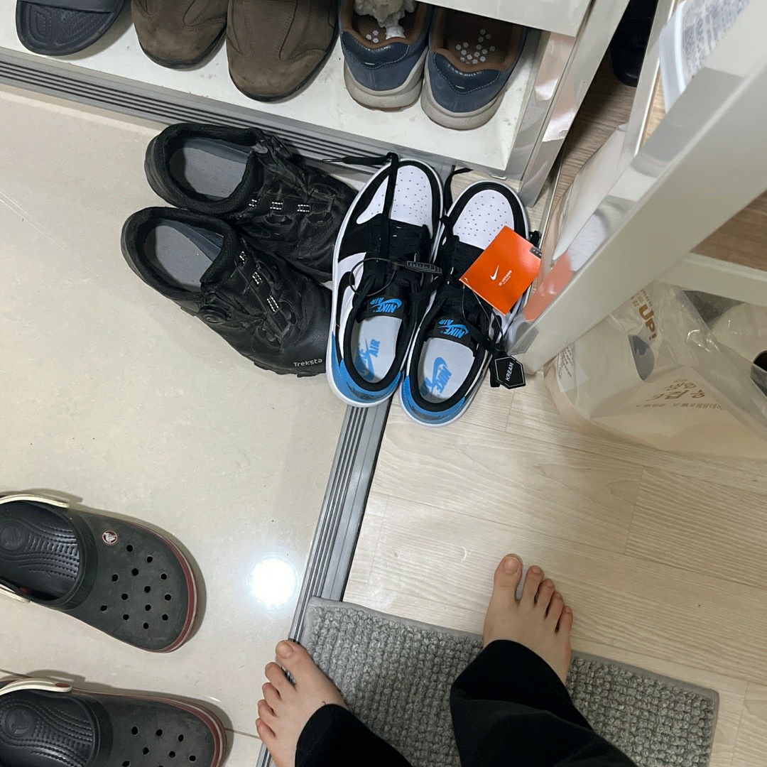 (W) Jordan 1 Retro Low OG Black and Dark Powder Blue 착용 스타일