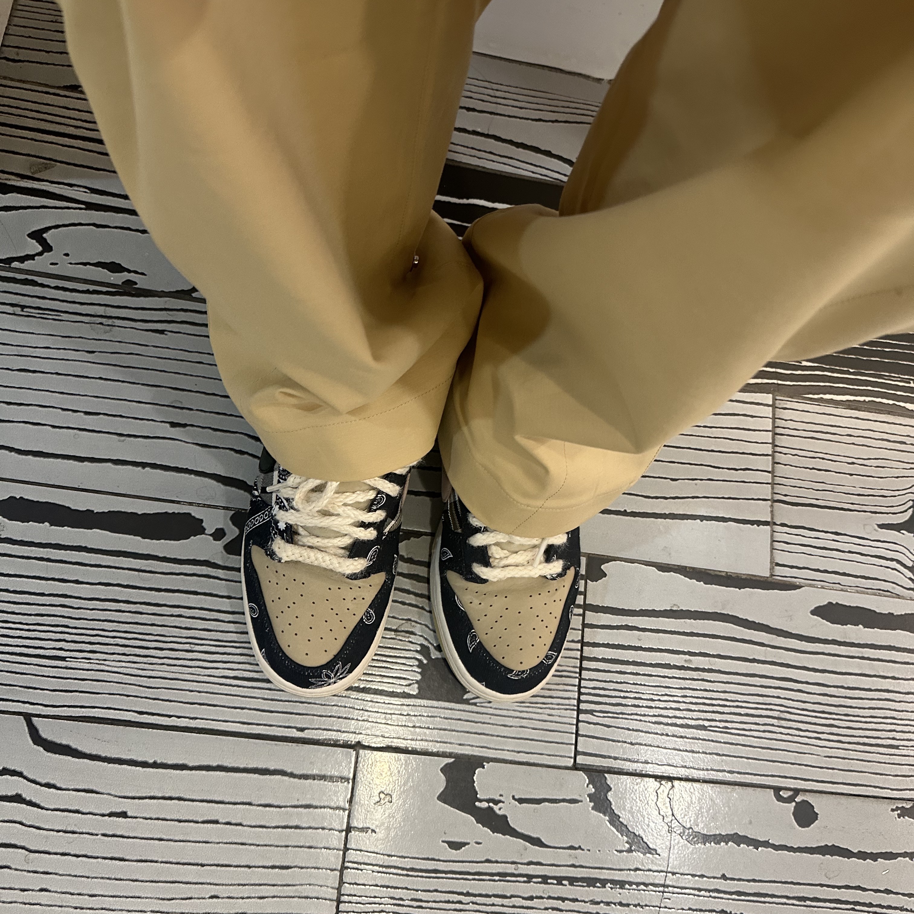 Nike x Travis Scott SB Dunk Low, Nonnod Flexible Pants Beige 착용 스타일 - 2
