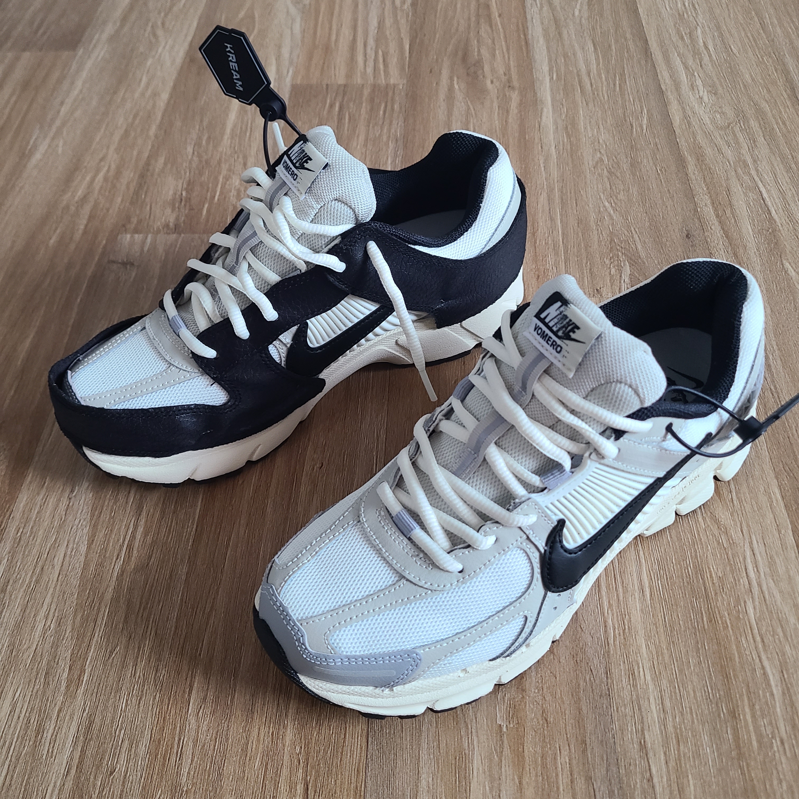 (W) Nike Zoom Vomero 5 Wolf Grey and Black 착용 스타일 - 1