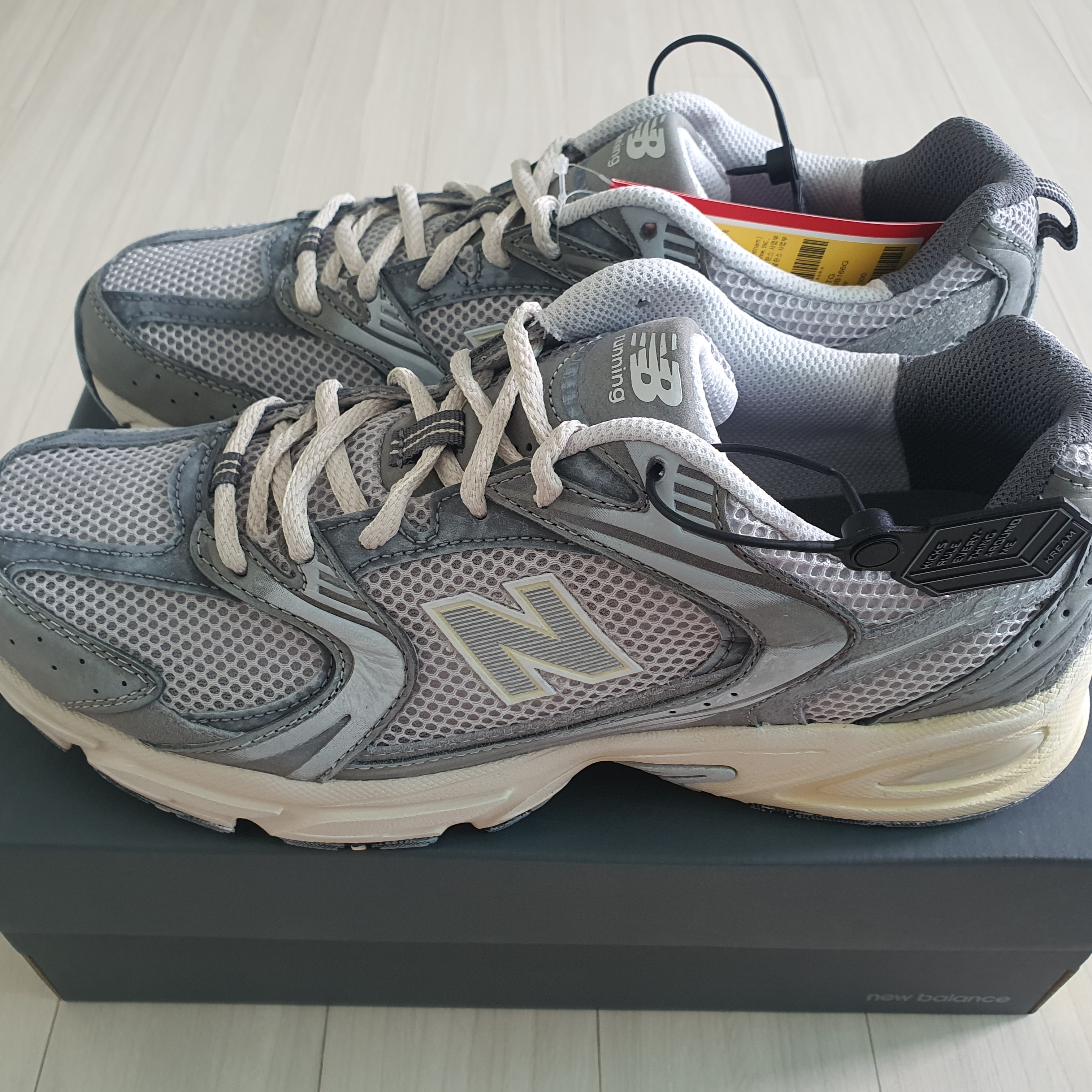 New Balance 530 Premium Vintage Grey Matter 착용 스타일