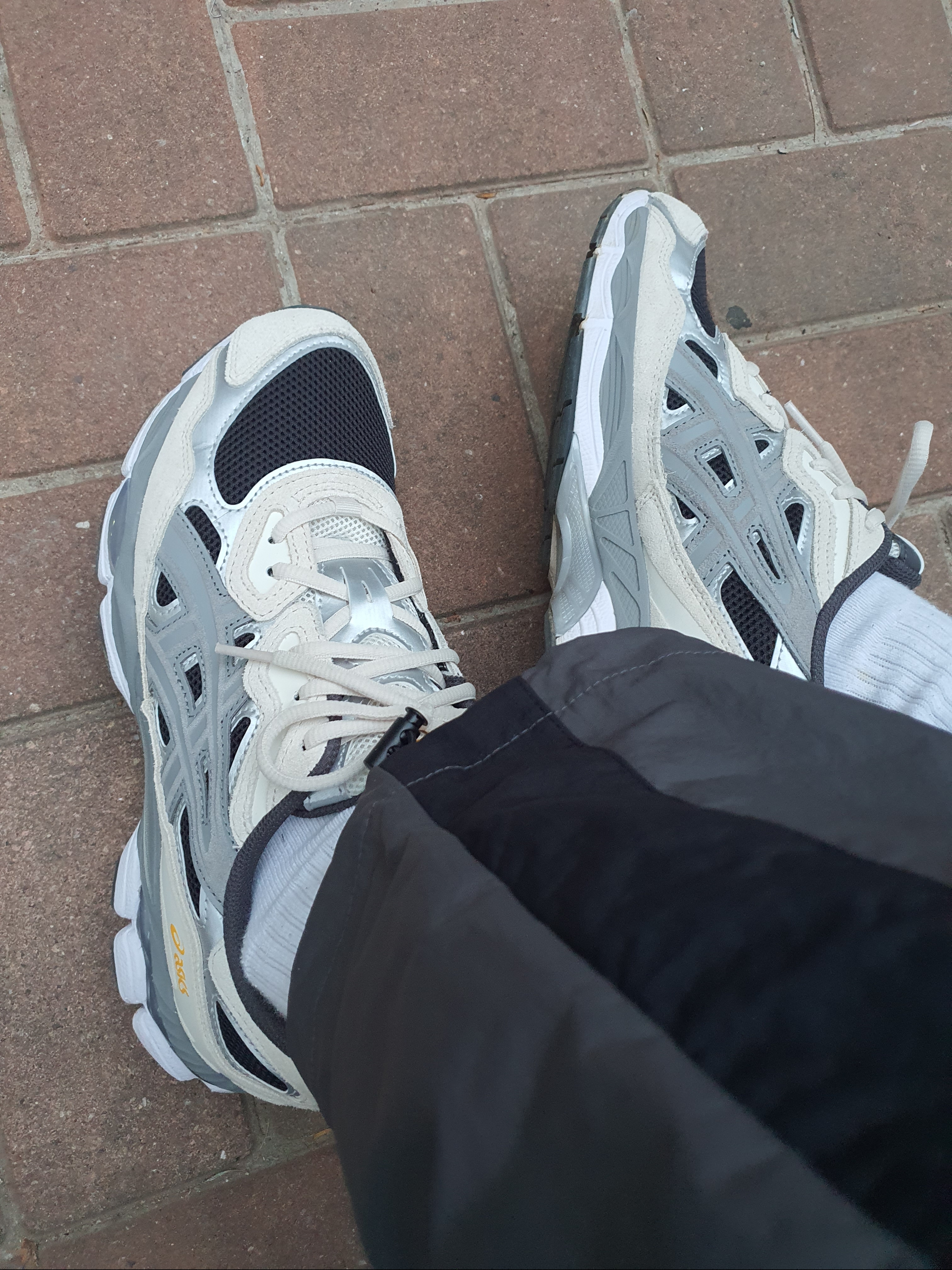 Asics Gel-NYC Black Clay Grey 착용 스타일 - 1