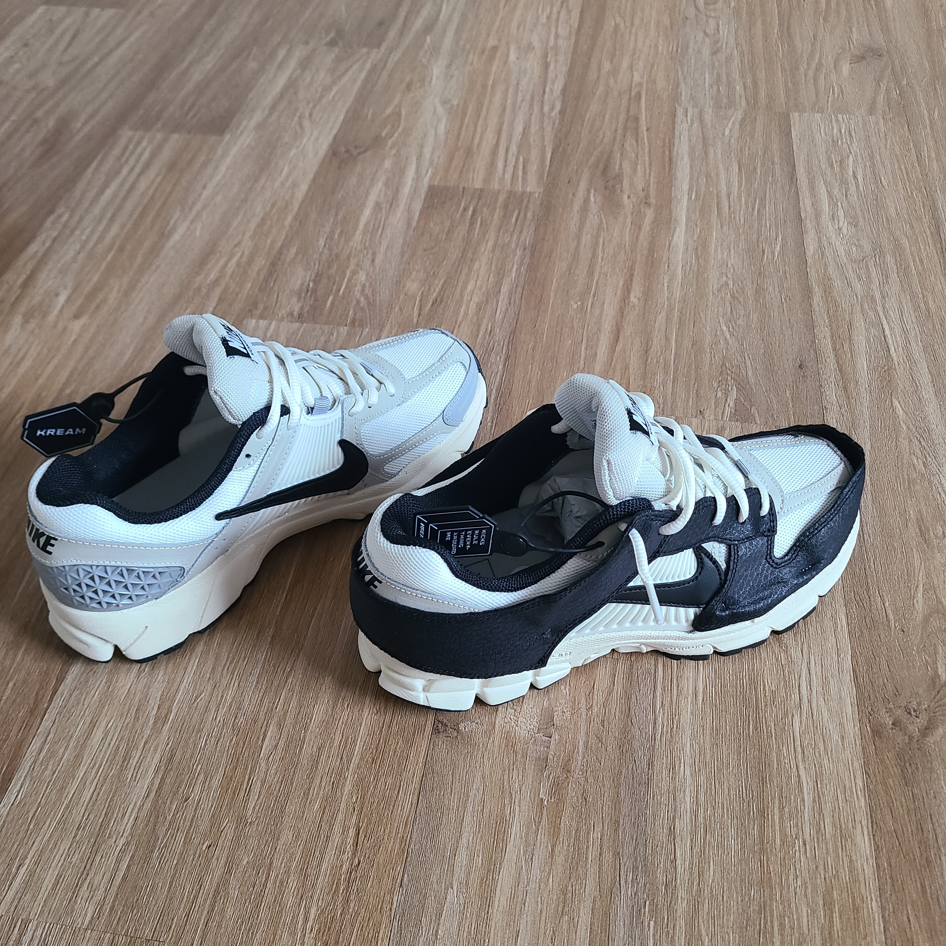 (W) Nike Zoom Vomero 5 Wolf Grey and Black 착용 스타일 - 2