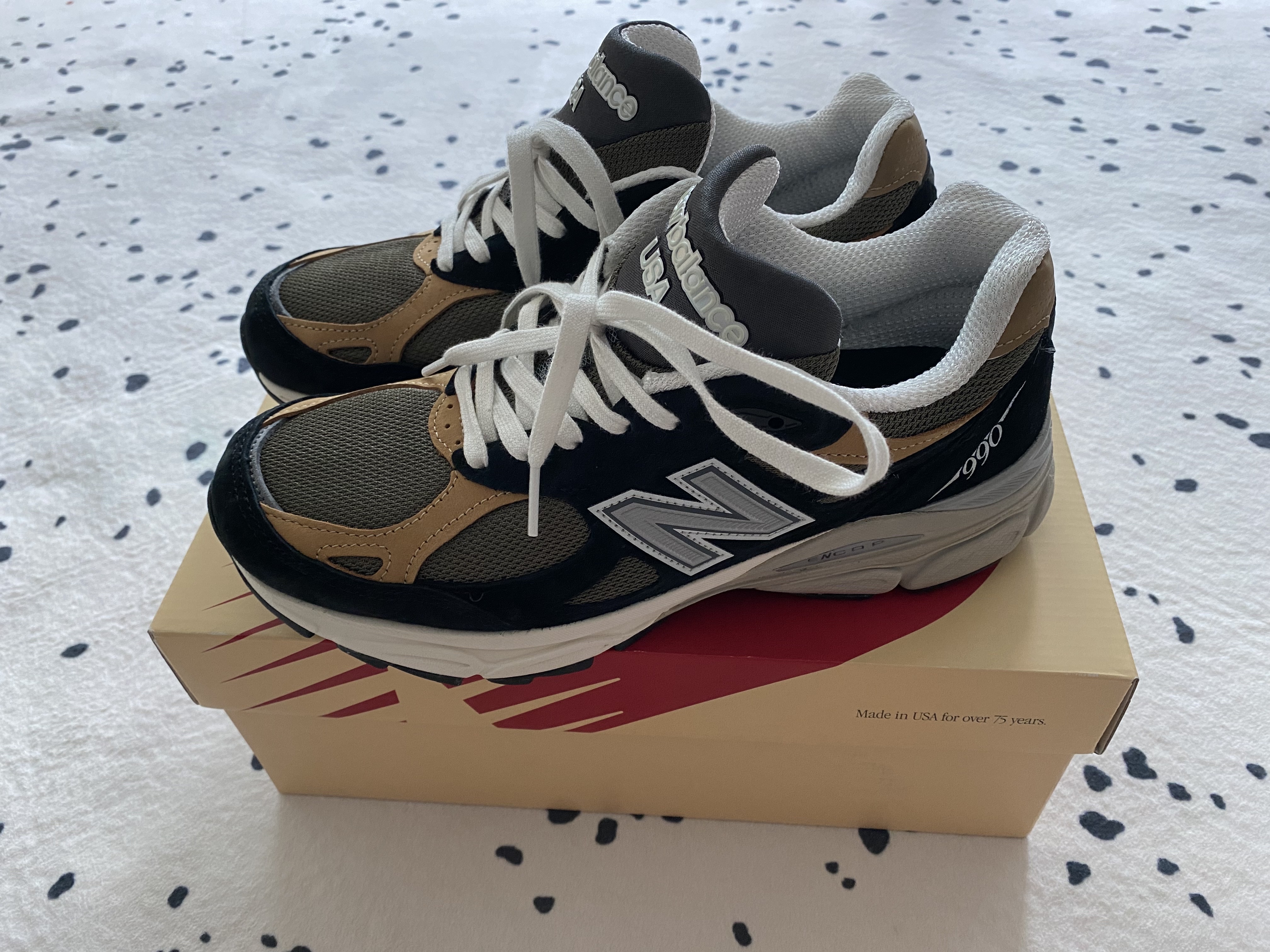 New Balance 990v3 Made in USA Black Tan 착용 스타일