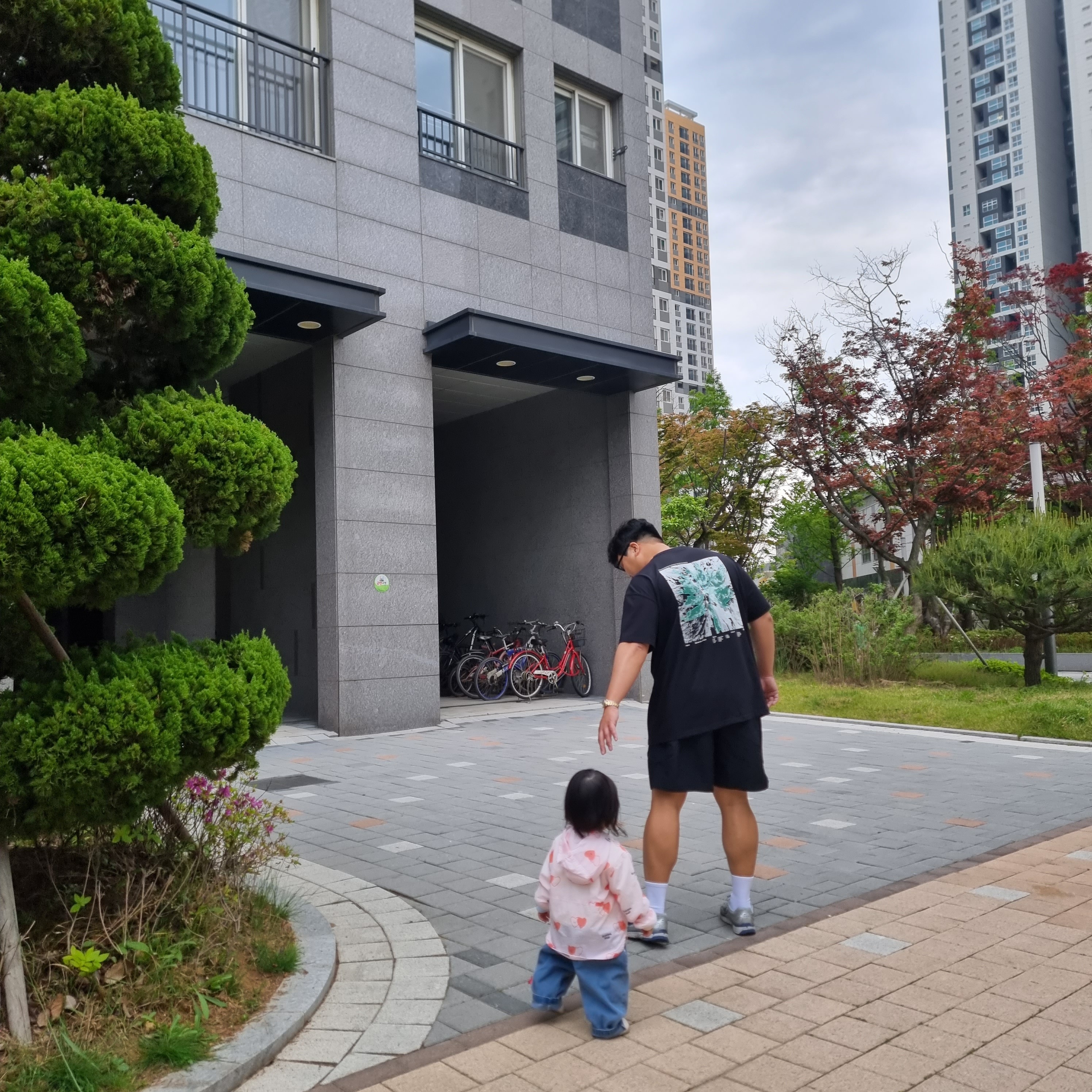 Nike NRG ACG Trail Shorts Black Dark Smoke Grey - Asia, Nike ACG Always Consider T-Shirt Black - US/EU 착용 스타일 - 2
