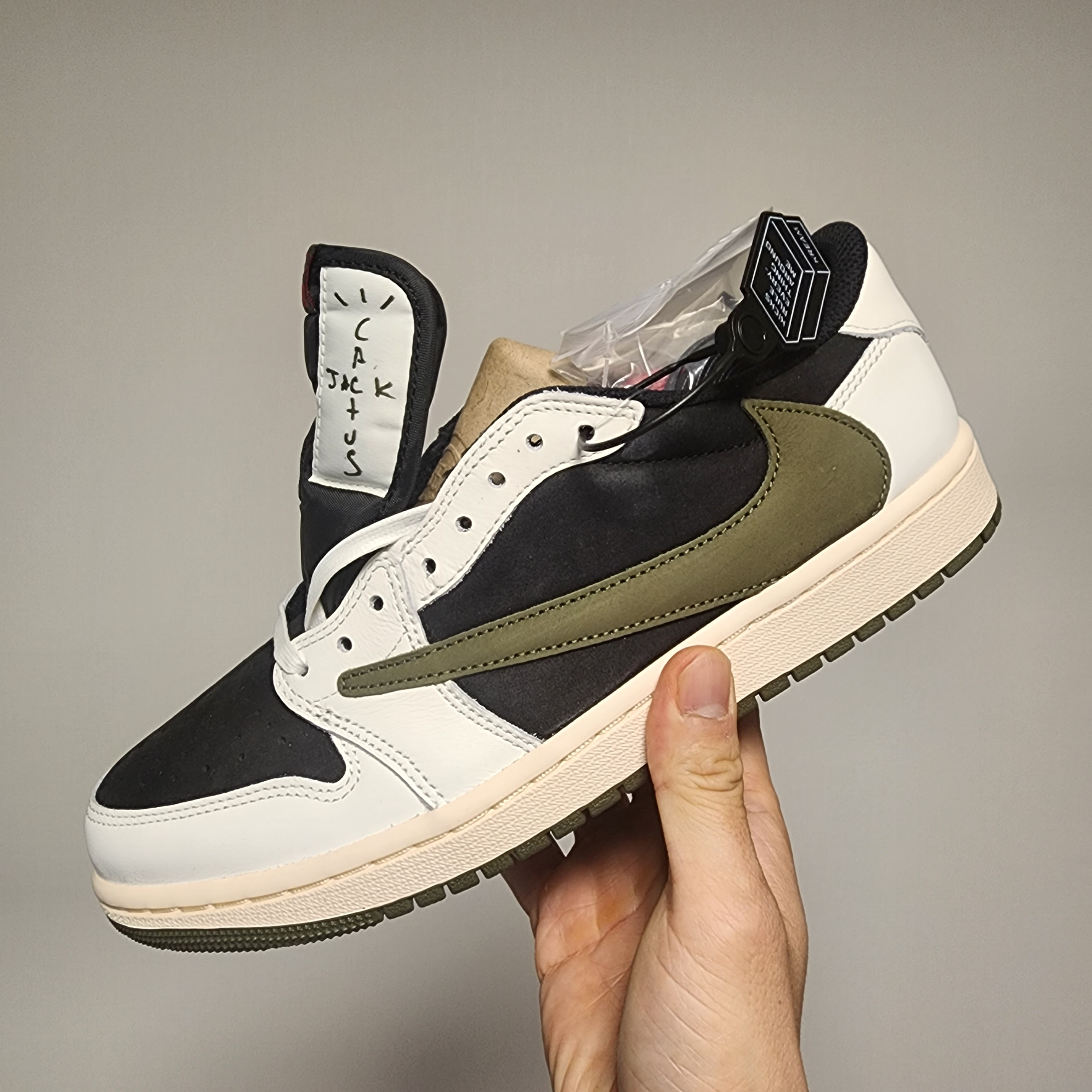 (W) Jordan 1 x Travis Scott Retro Low OG SP Medium Olive 착용 스타일 - 1