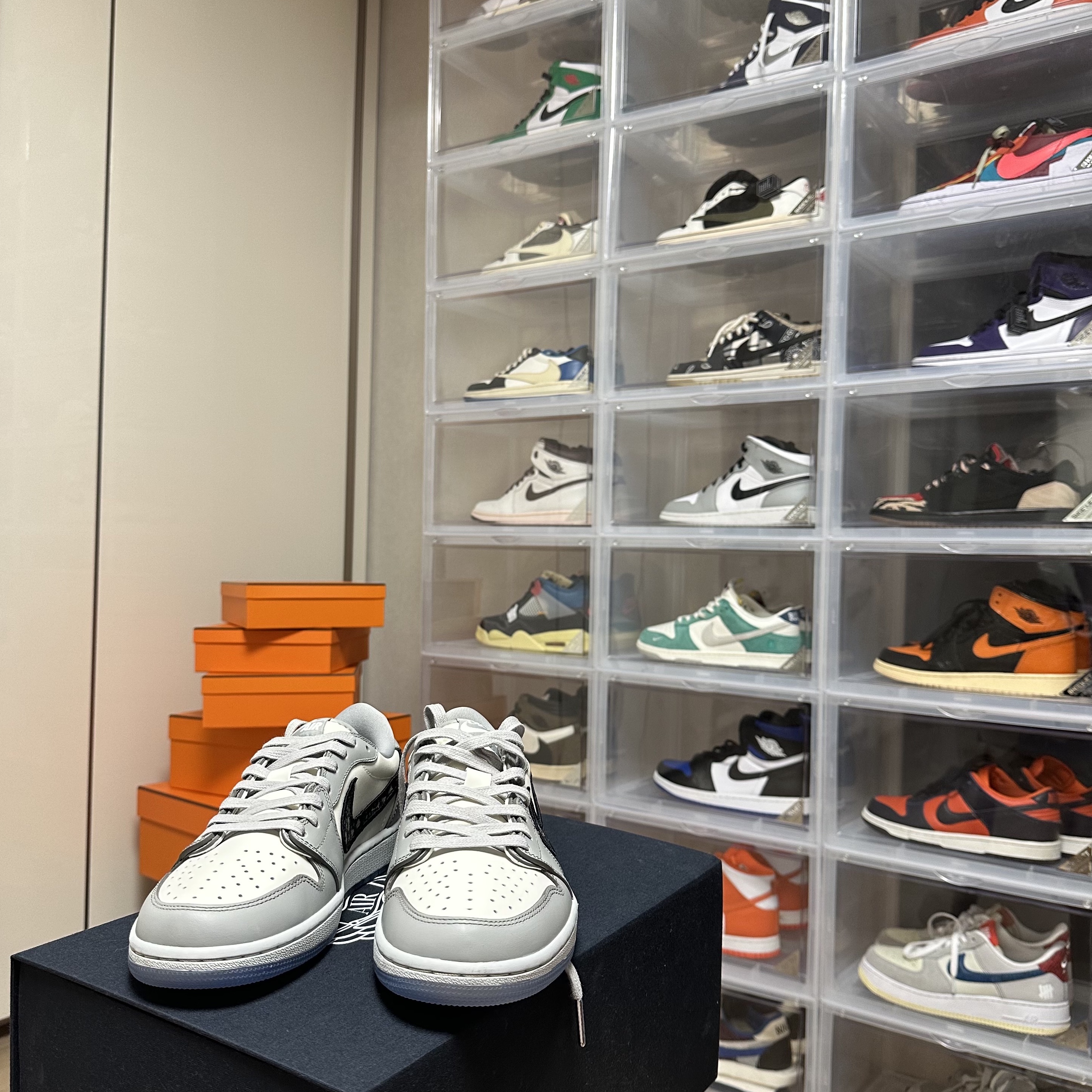 Jordan 1 x Dior Low OG, Nike x Kasina Dunk Low Road Sign - Kasina Exclusive 착용 스타일 - 1