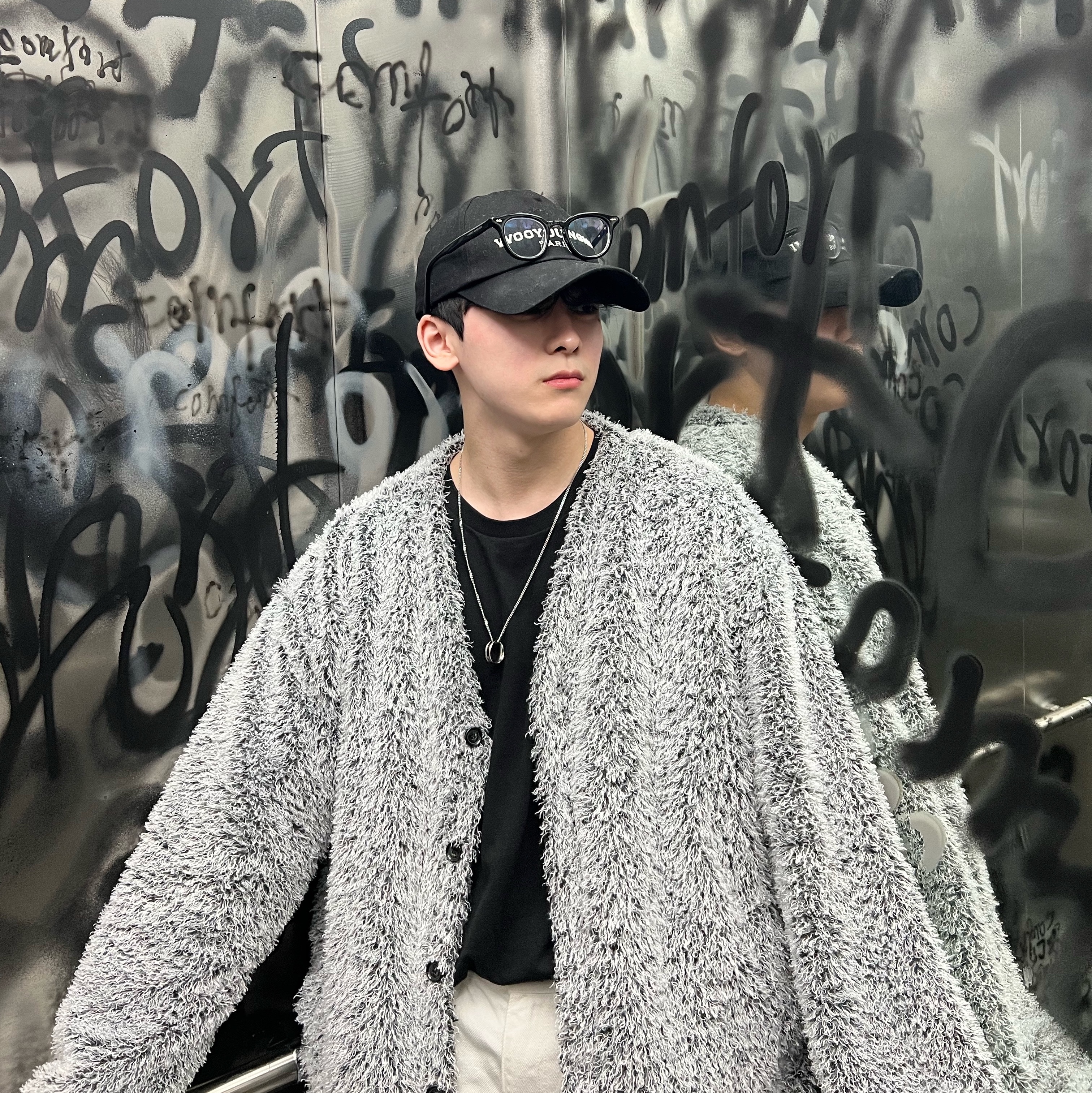 Wooyoungmi White Embroidered Logo Ball Cap Black 착용 스타일