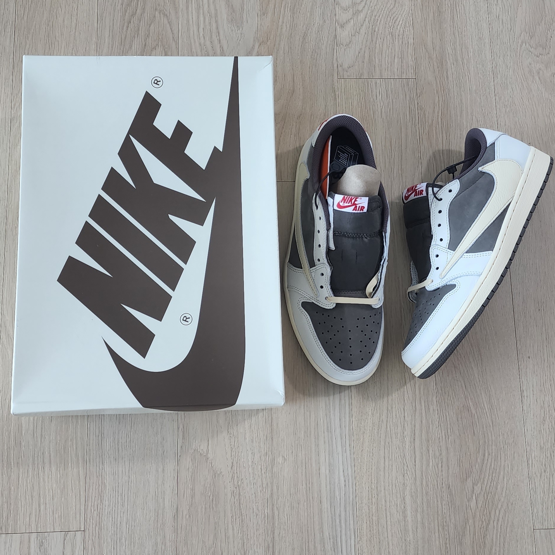 Jordan 1 x Travis Scott Retro Low OG SP Sail and Ridgerock 착용 스타일 - 2