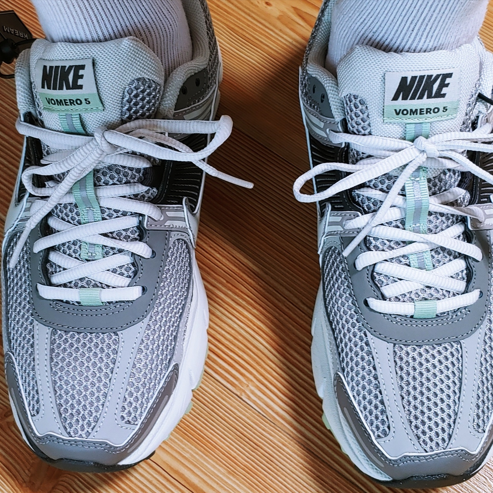 (W) Nike Zoom Vomero 5 Cobblestone and Flat Pewter 착용 스타일