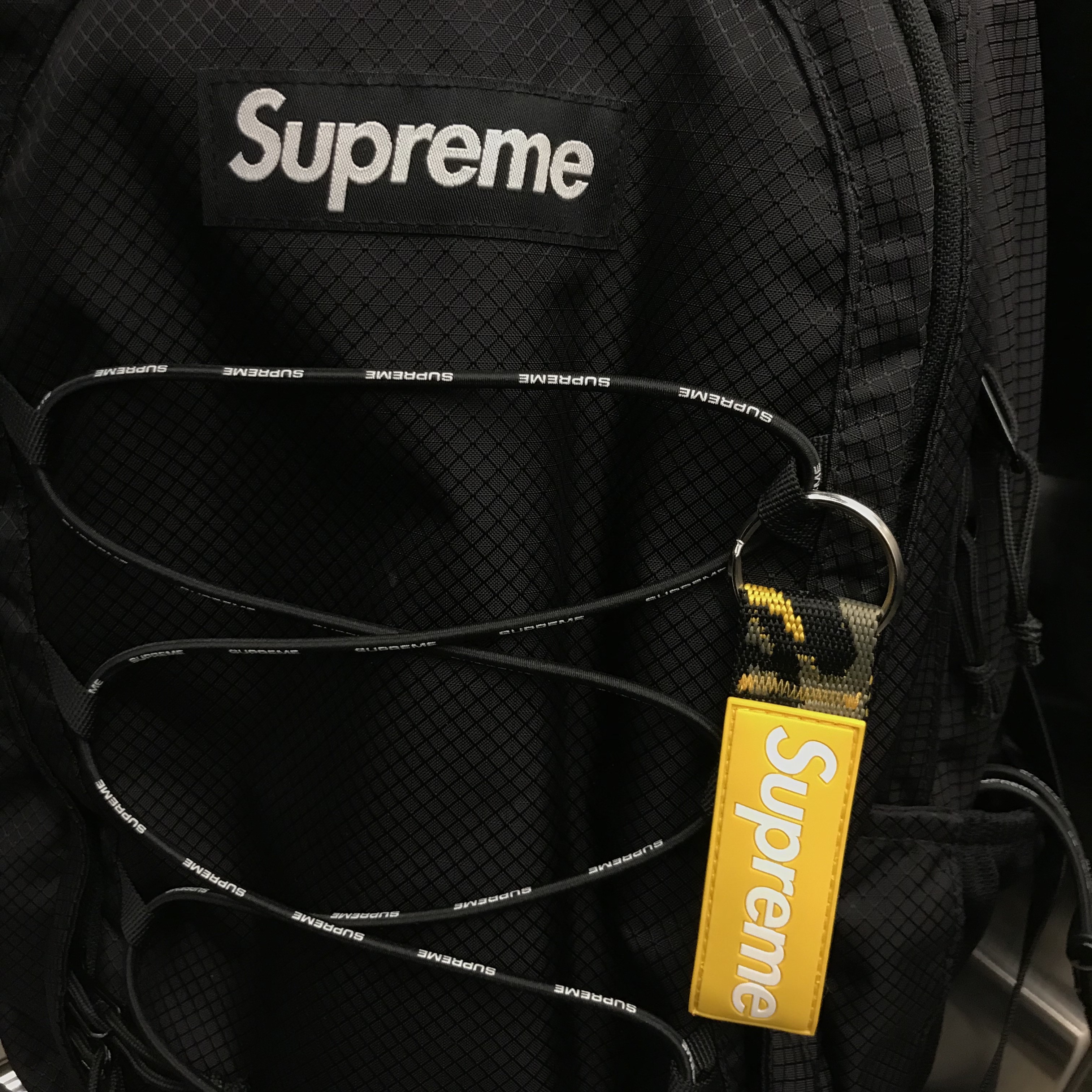 Supreme Webbing Keychain Yellow Camo - 23SS, Supreme Backpack Black - 22SS 착용 스타일