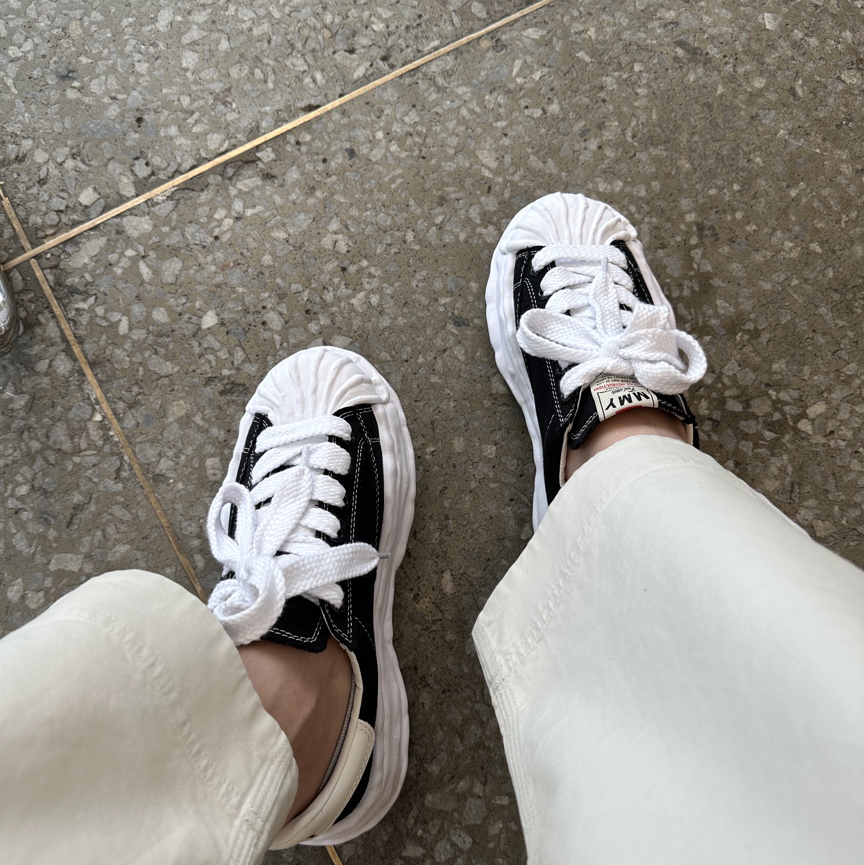 Maison Mihara Yasuhiro Blakey OG Sole Canvas Low-top Sneakers Black White 착용 스타일