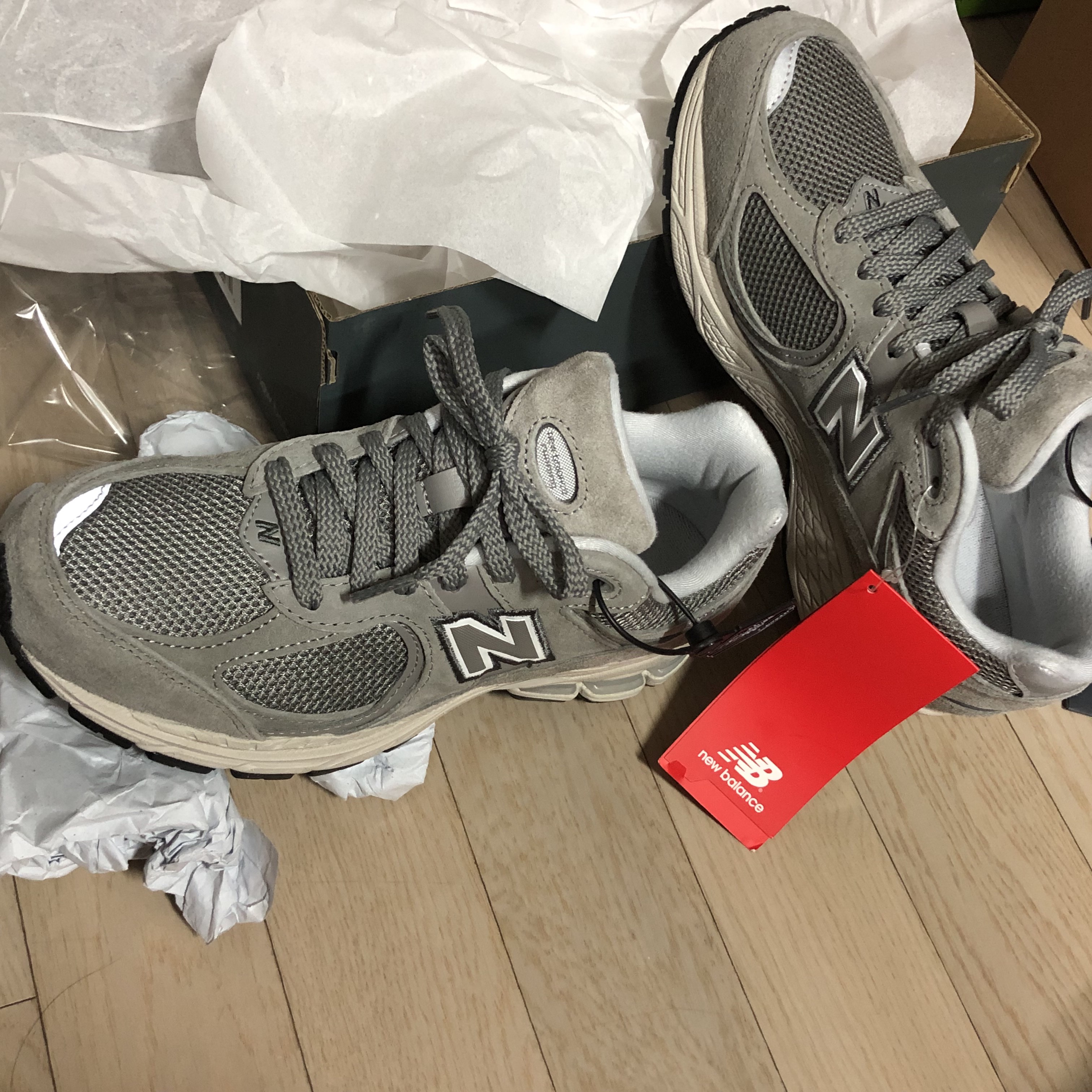 New Balance 2002R Grey 착용 스타일