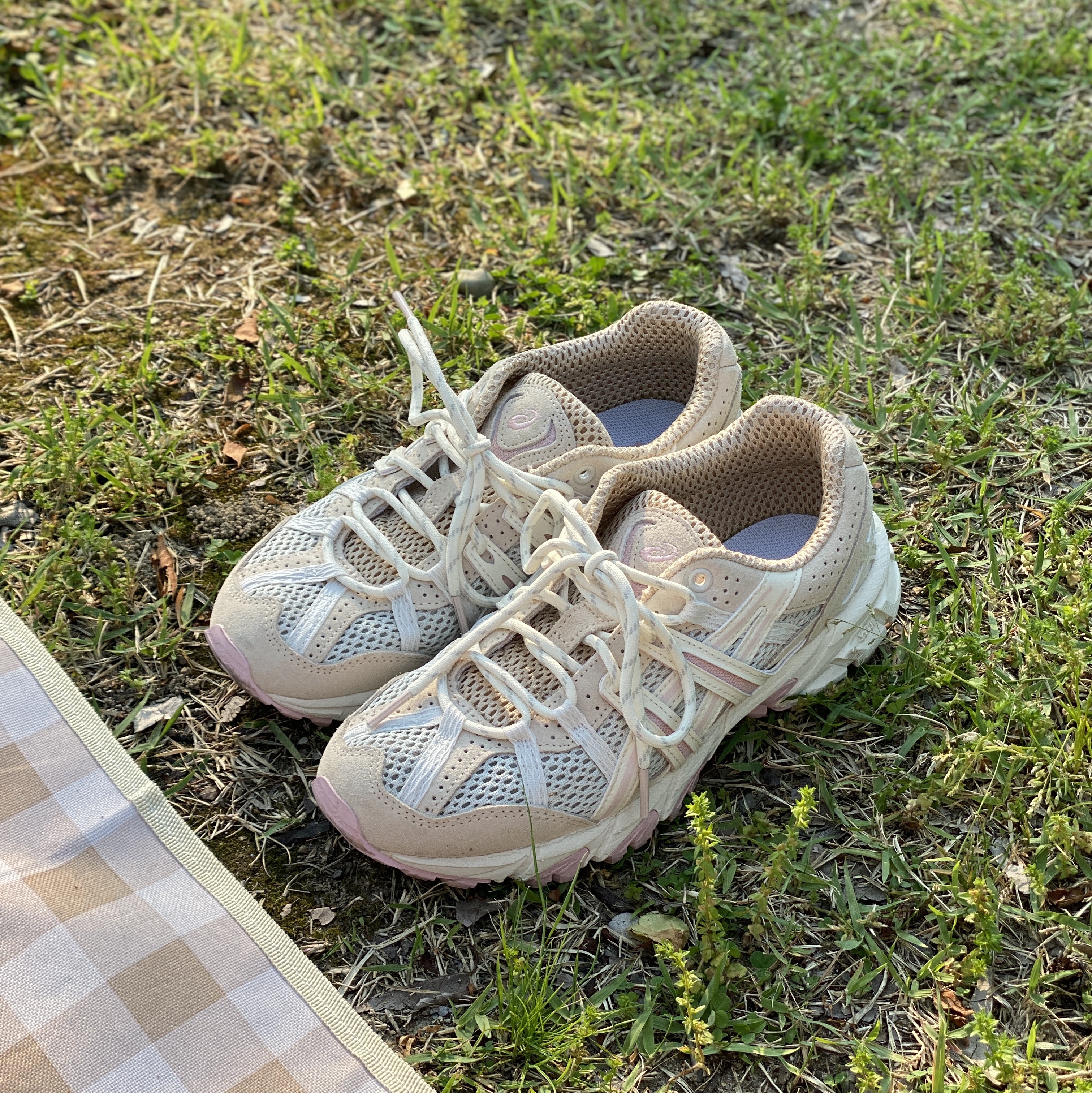 (W) Asics Gel-Sonoma 15-50 Smoke Grey Cream, Monamhee Beulpingi Keyring with White Pants Black 착용 스타일 - 3