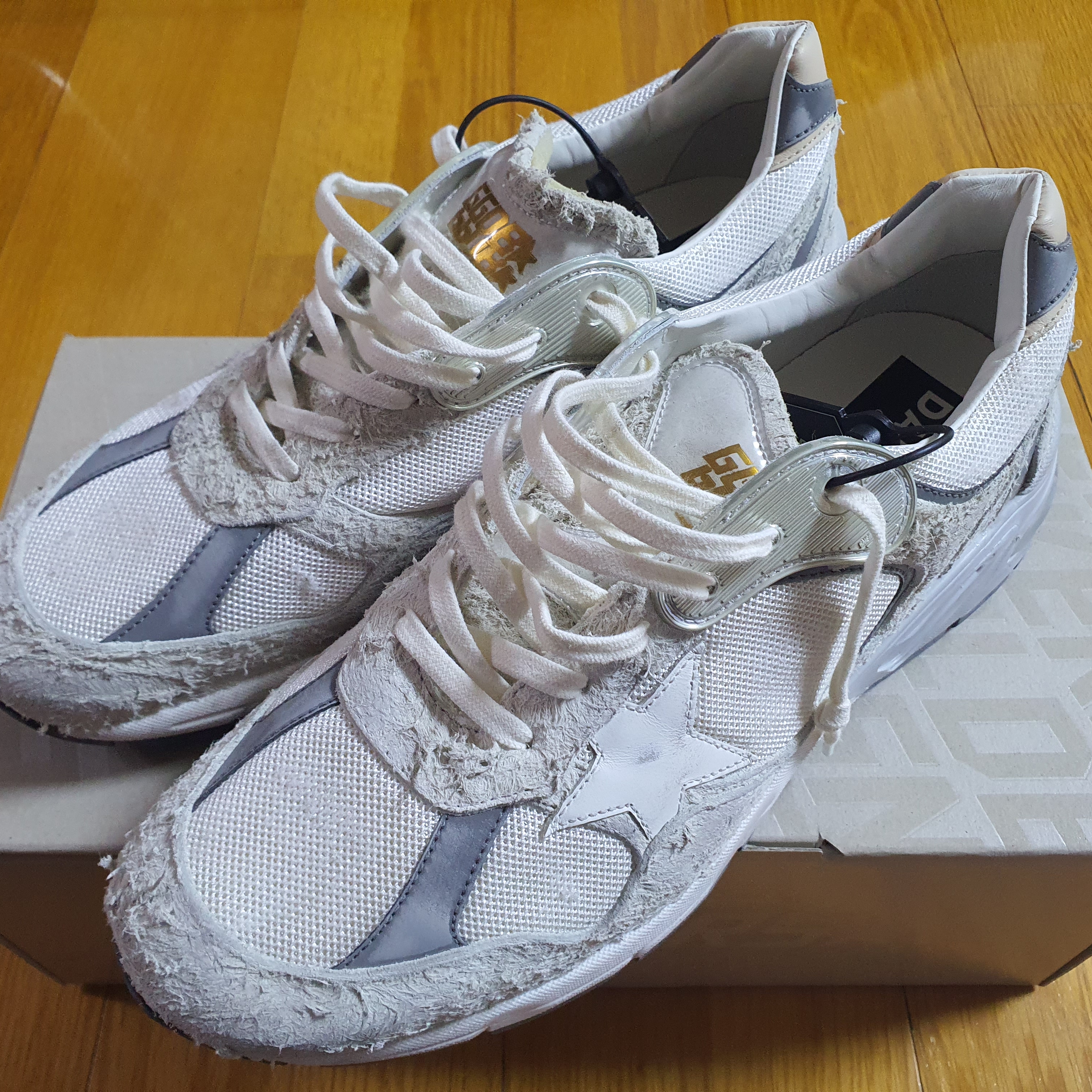 Golden Goose Dad-Star Sneakers White Silver 착용 스타일