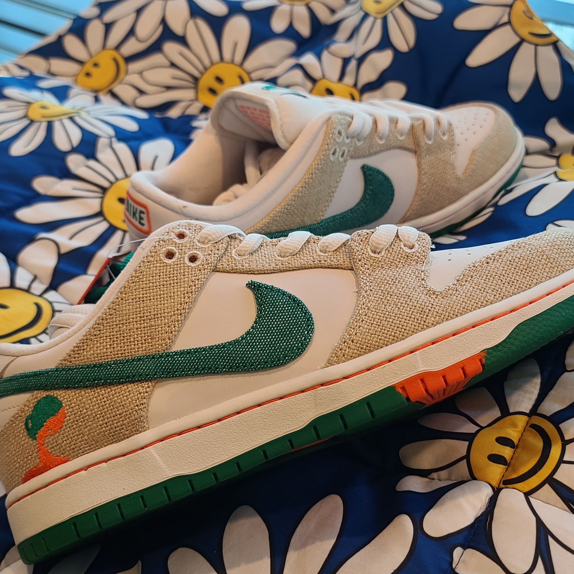 Nike x Jarritos SB Dunk Low Phantom and Malachite 착용 스타일