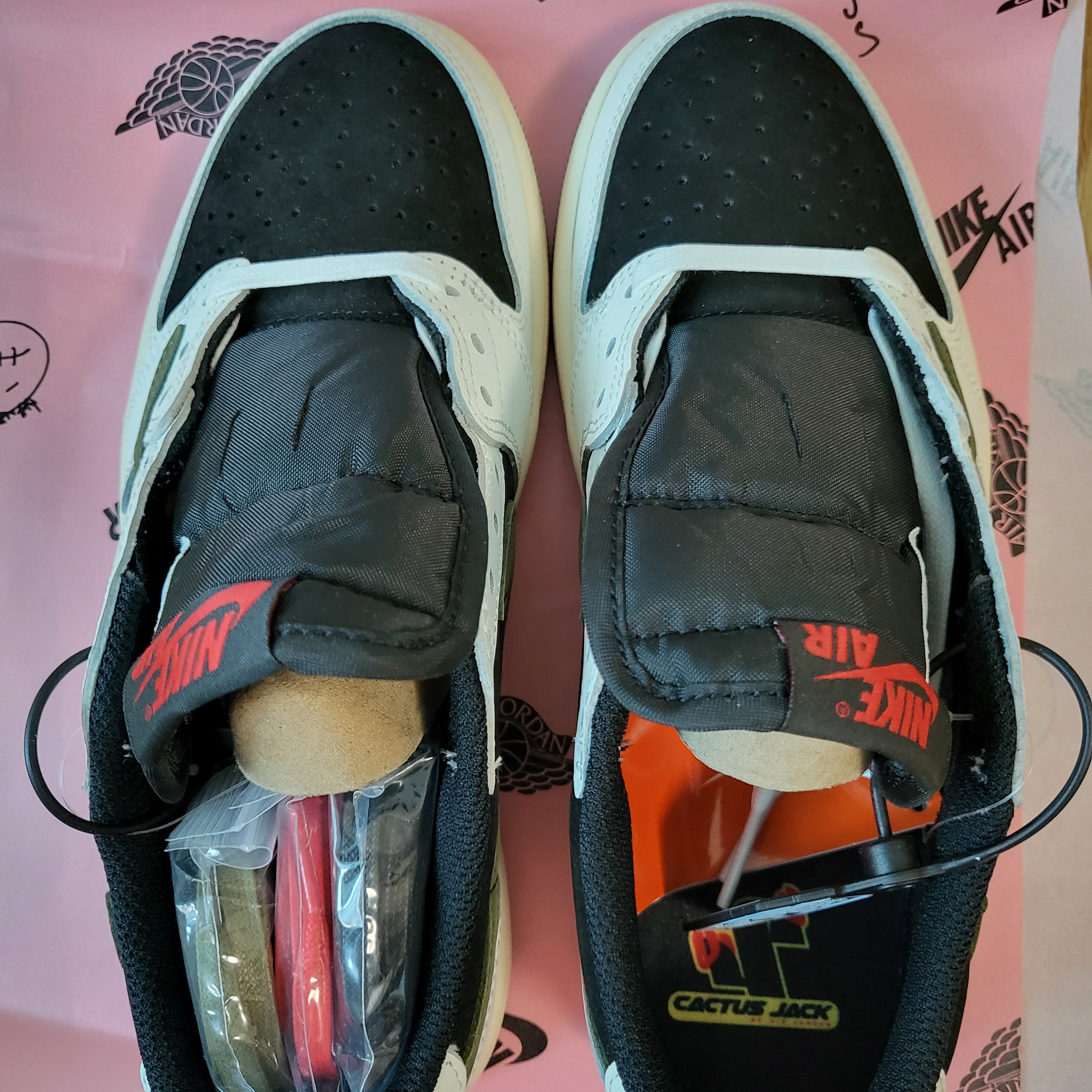 (W) Jordan 1 x Travis Scott Retro Low OG SP Medium Olive 착용 스타일 - 3