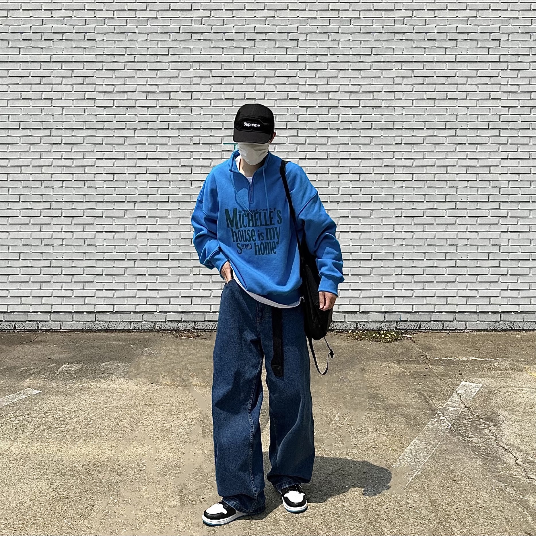 조던 1 레트로 로우 OG 블랙 앤 다크 파우더 블루, 아크테릭스 헬리아드 15 백팩 블랙 착용 스타일 - 2