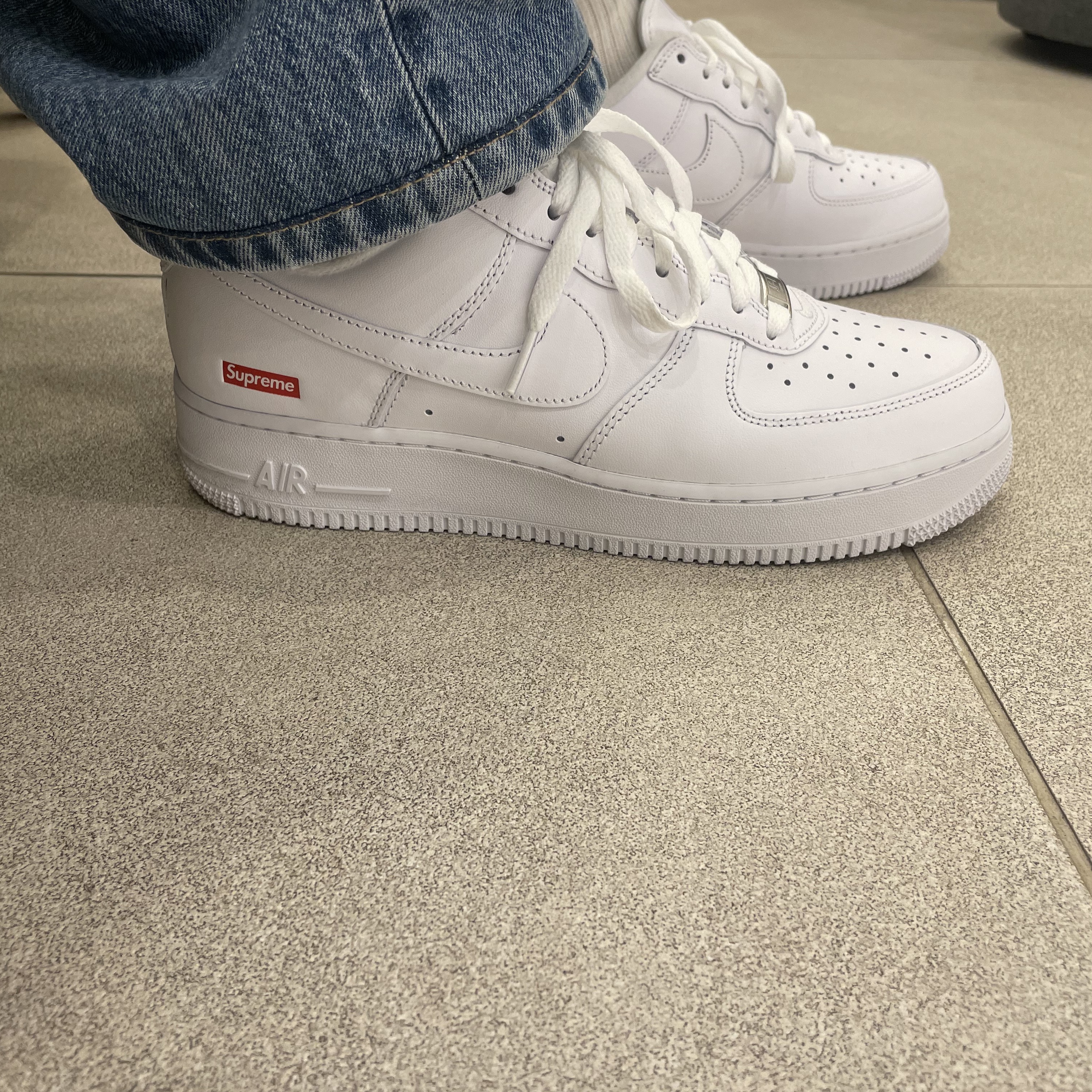Nike x Supreme Air Force 1 Low White 착용 스타일