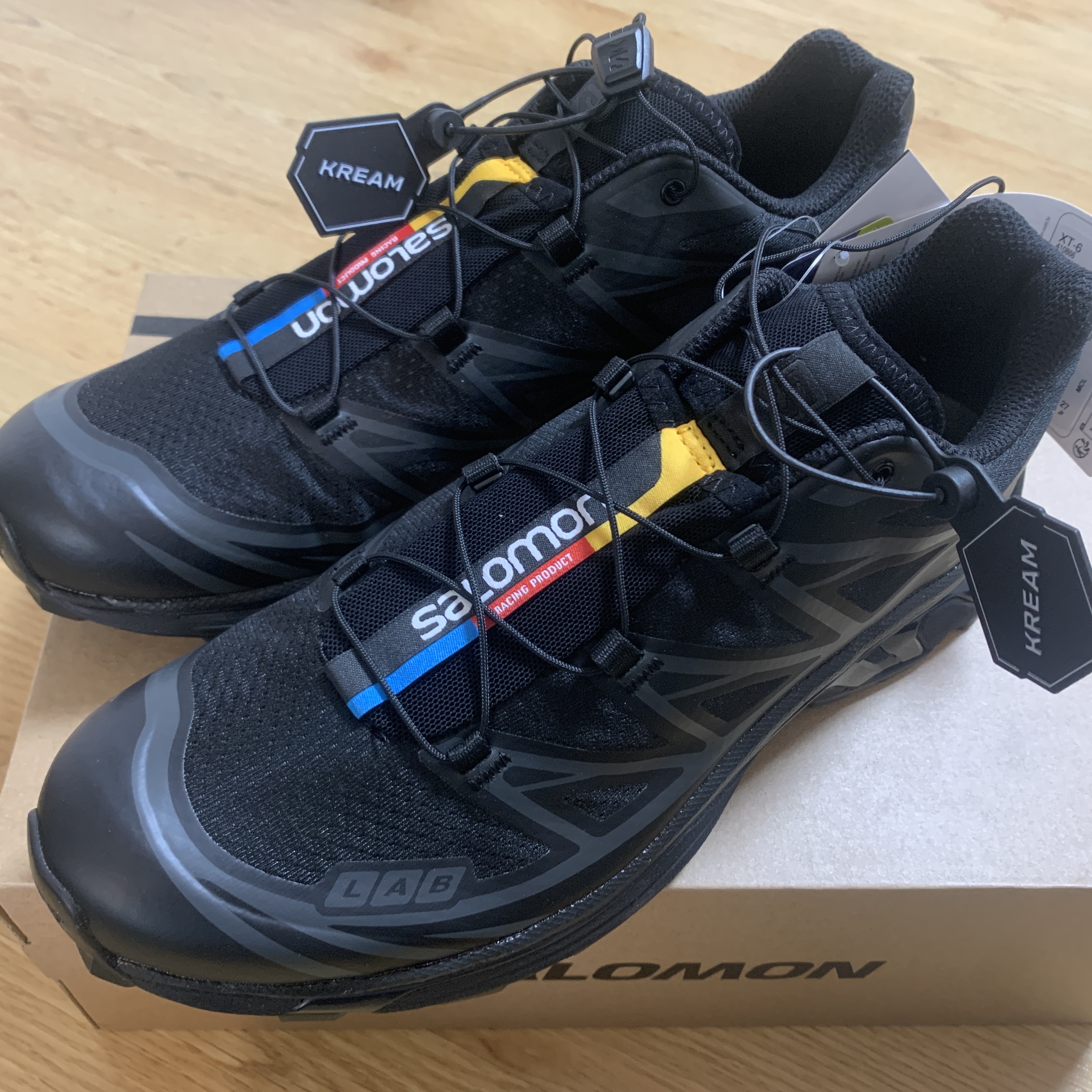 살로몬 XT-6 ADV 블랙 착용 스타일