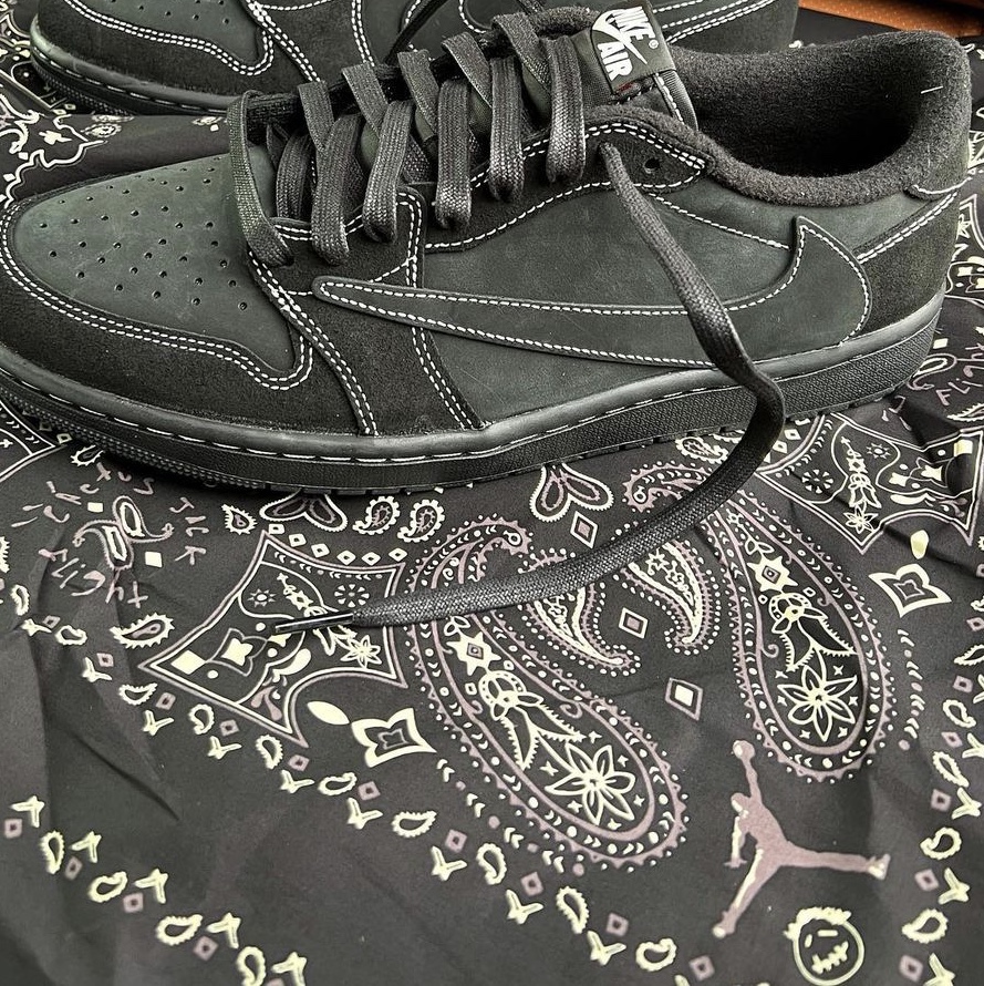 Jordan 1 x Travis Scott Retro Low OG SP Black Phantom 착용 스타일