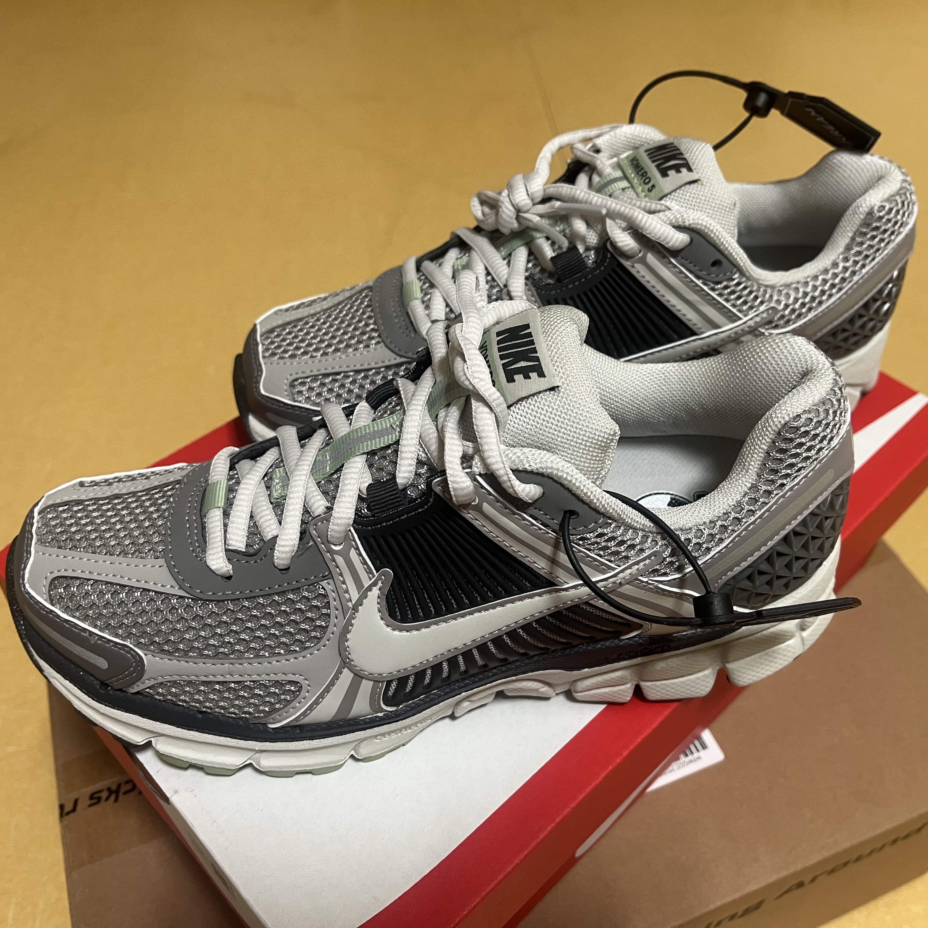 (W) Nike Zoom Vomero 5 Cobblestone and Flat Pewter 착용 스타일 - 4