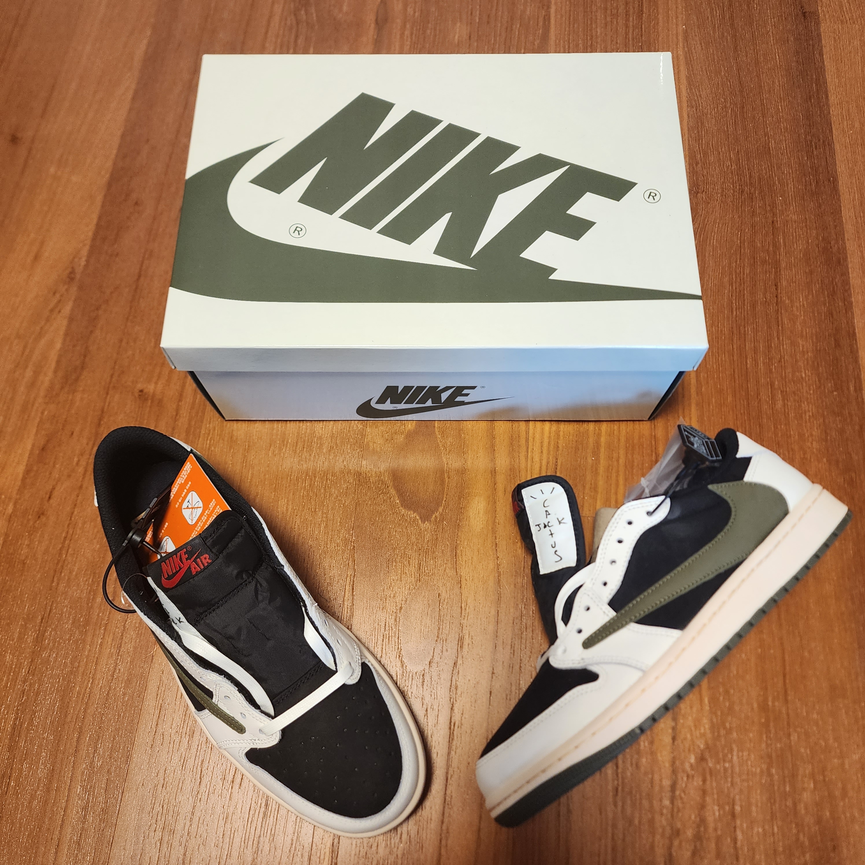 (W) Jordan 1 x Travis Scott Retro Low OG SP Medium Olive 착용 스타일 - 2
