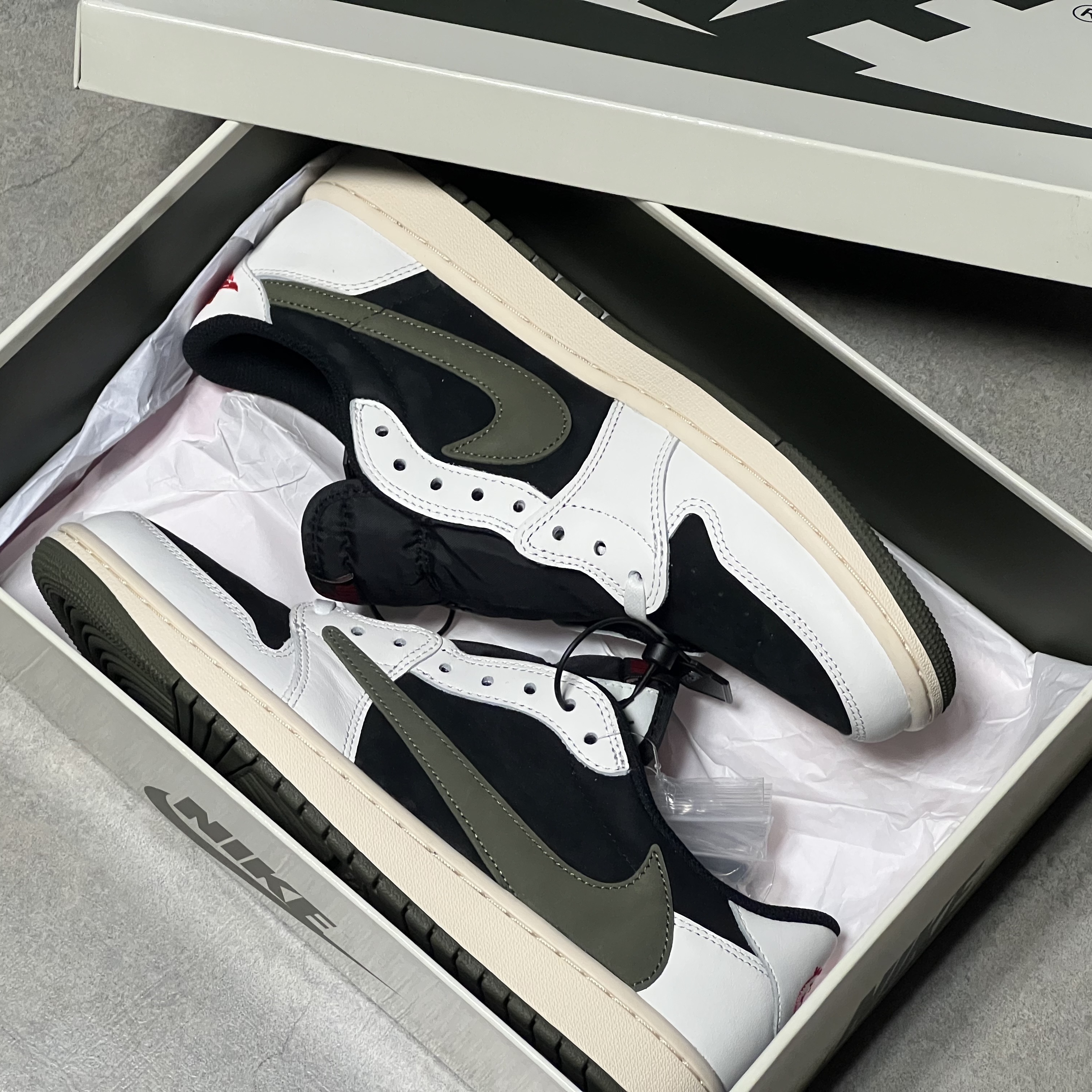 (W) Jordan 1 x Travis Scott Retro Low OG SP Medium Olive 착용 스타일