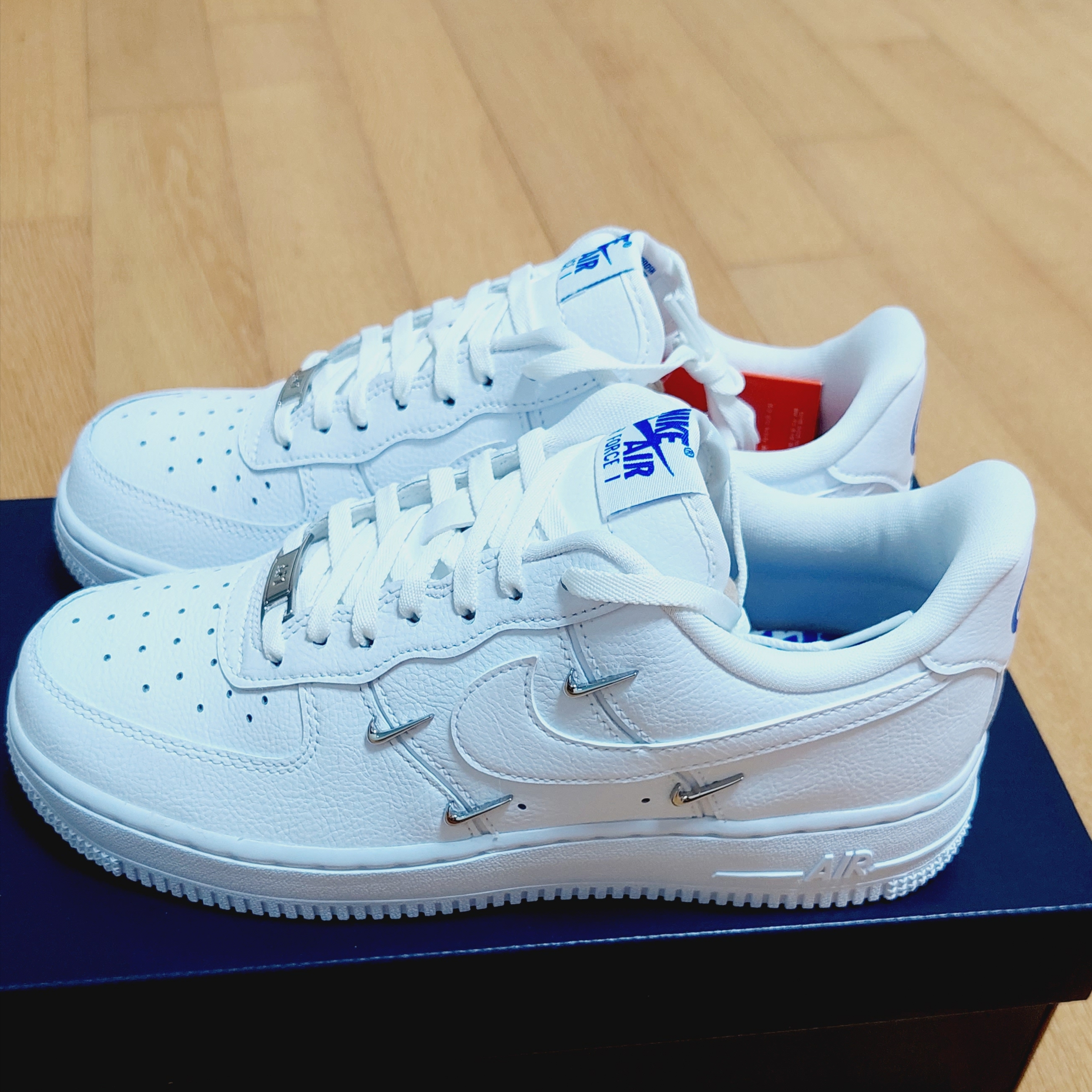 (W) Nike Air Force 1 Low '07 LX Chrome Luxe 착용 스타일 - 1