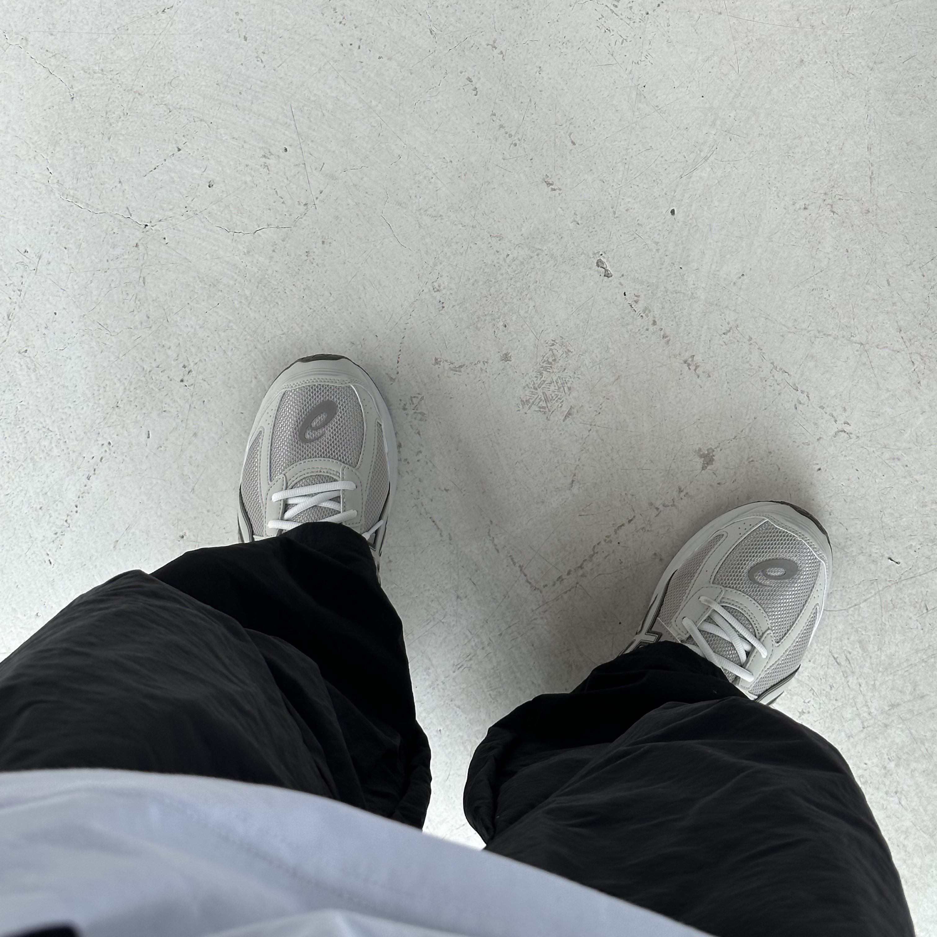 Asics Jog 100 S Birch - 2E Wide 착용 스타일
