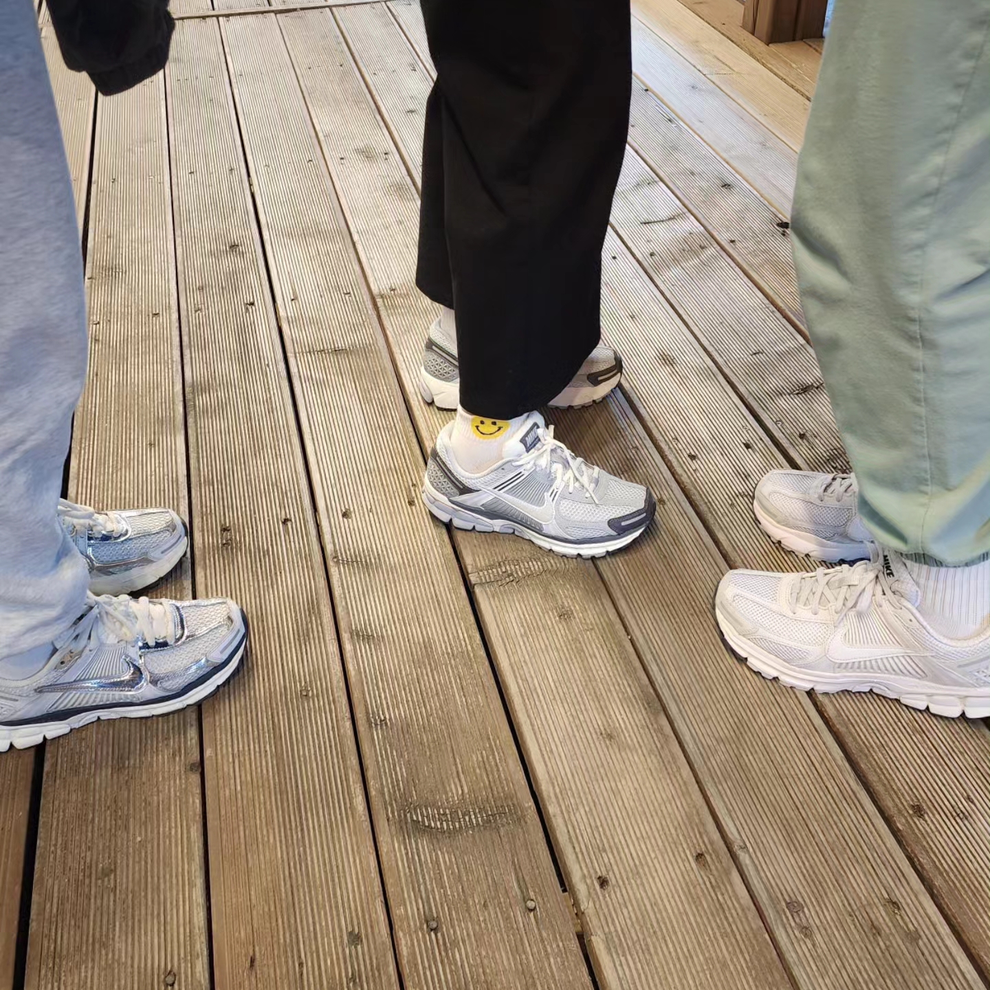 (W) Nike Zoom Vomero 5 Pure Platinum Metallic Silver, (W) Nike Zoom Vomero 5 Photon Dust and Metallic Silver 착용 스타일