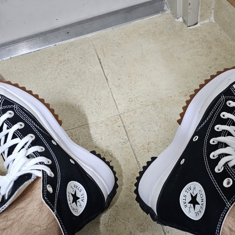 Converse Run Star Hike Hi Black White Gum 착용 스타일